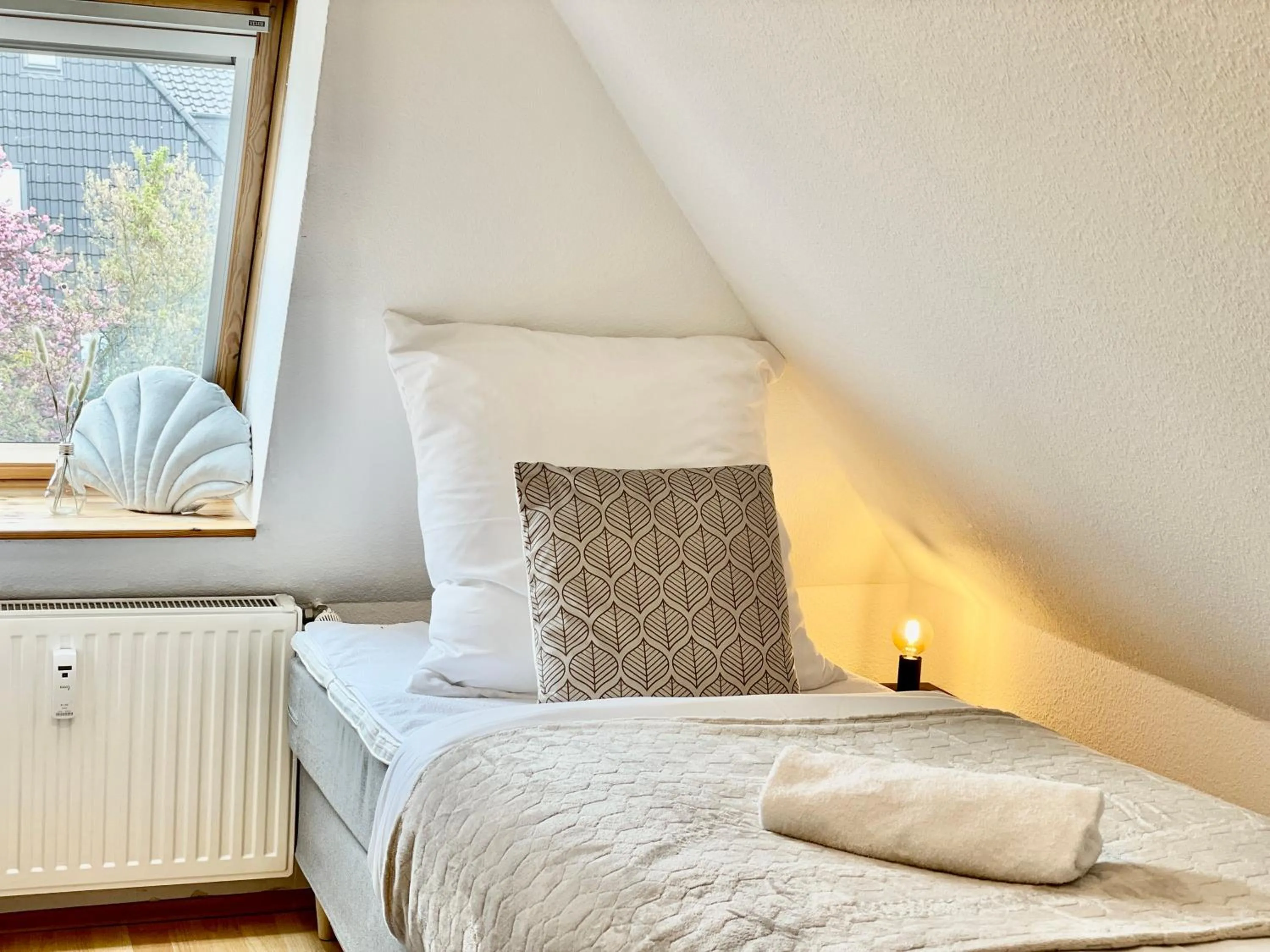 Bedroom, Bed in Design Maisonette I Kamin I 10 Personen I Netflix