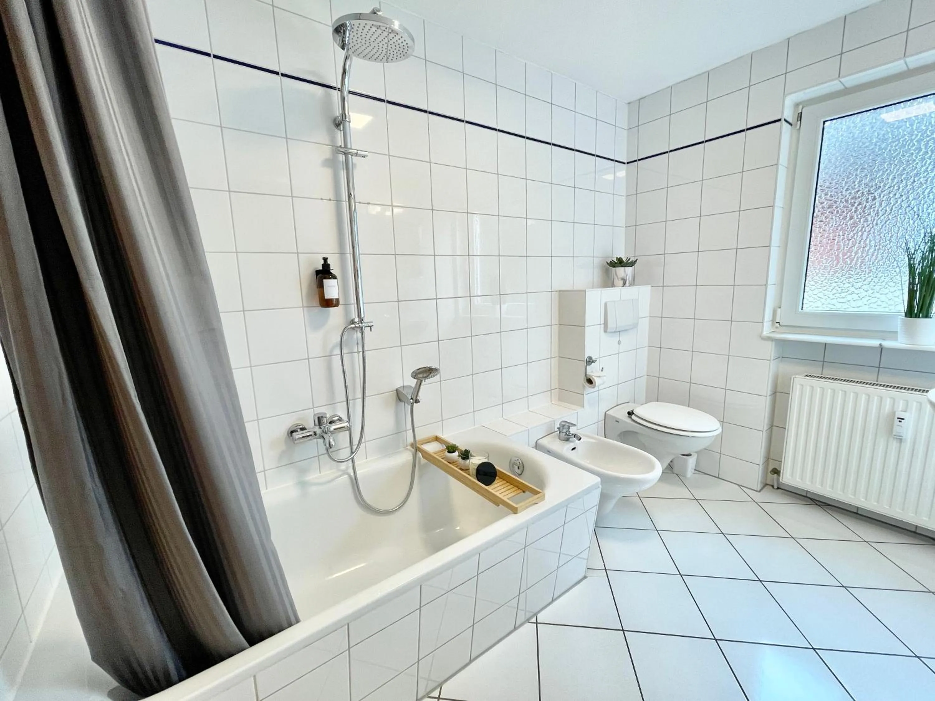 Bathroom in Design Maisonette I Kamin I 10 Personen I Netflix