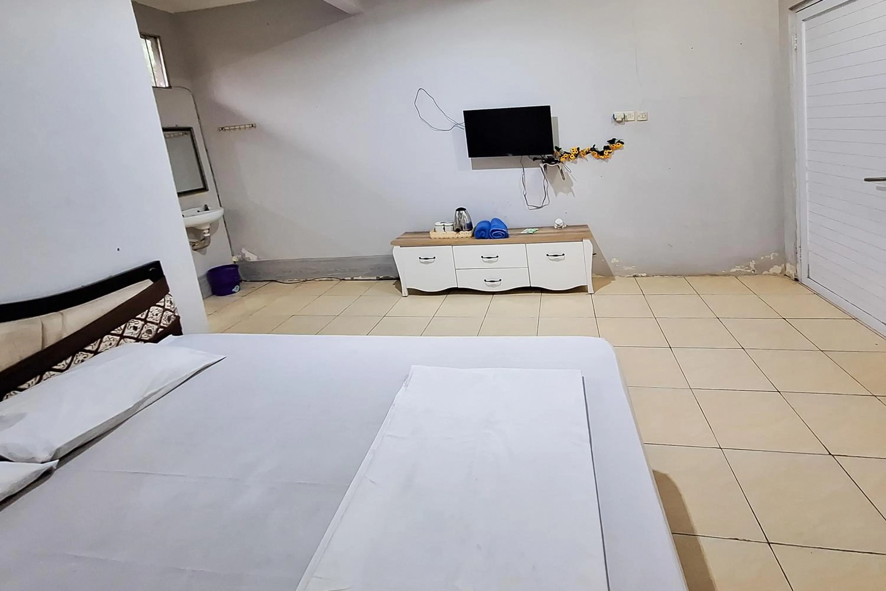 Bedroom, Bed in RedDoorz at Kampung Istal Bogor