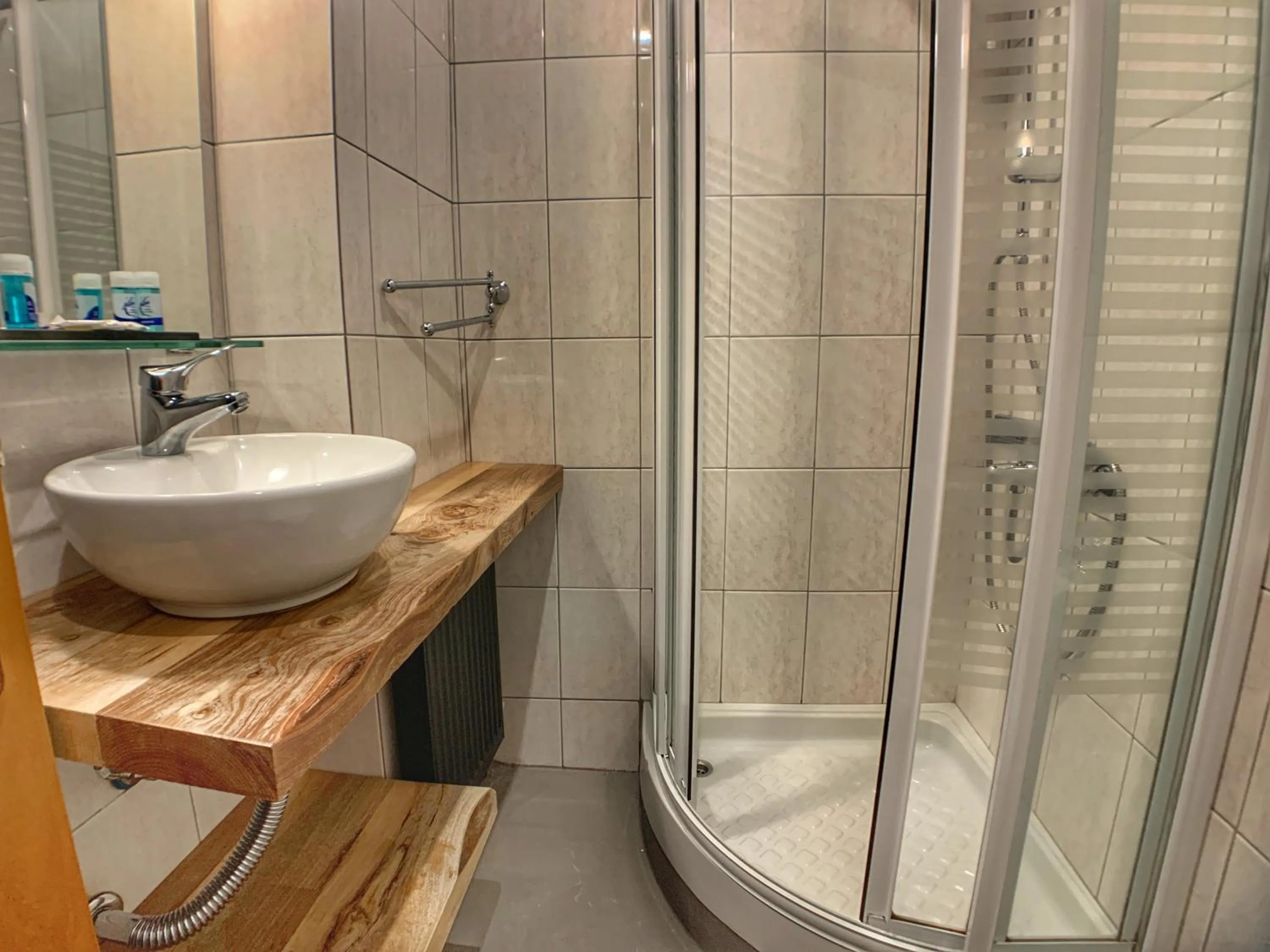 Shower in Hotel Apsis