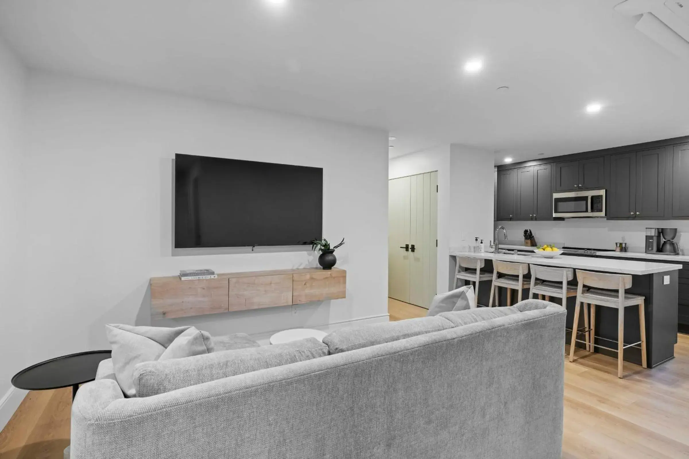 Apartment with Mountain View in Casa Jardin - Boutique Suites in Downtown Santa Barbara Apartment with Mountain View in Casa Jardin - Boutique Suites in Downtown Santa Barbara