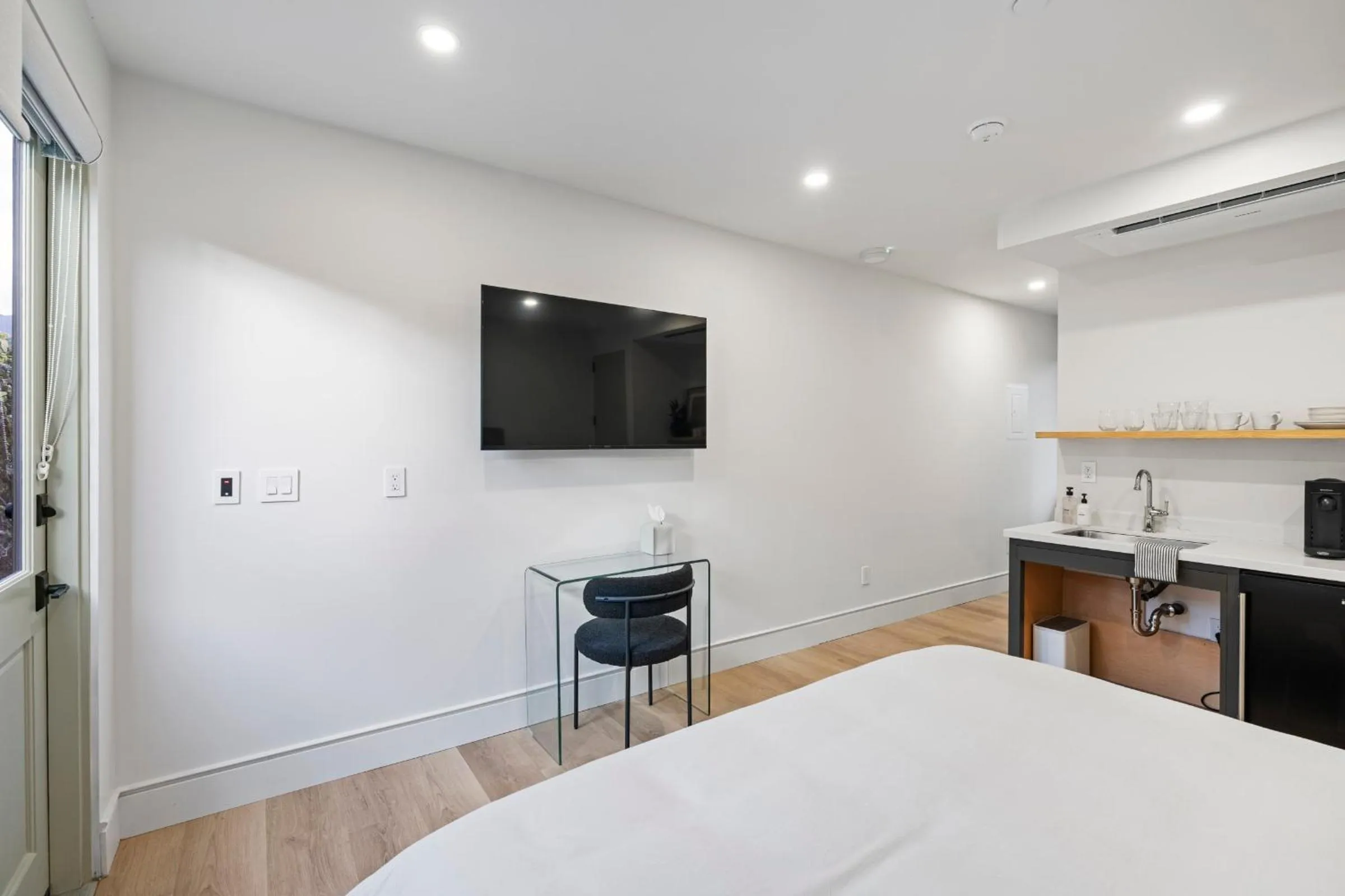 Bed in Casa Jardin - Boutique Suites in Downtown Santa Barbara