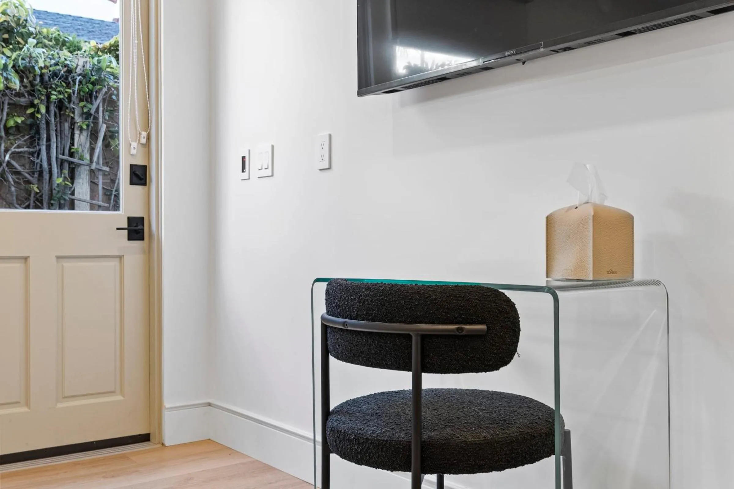 TV and multimedia in Casa Jardin - Boutique Suites in Downtown Santa Barbara