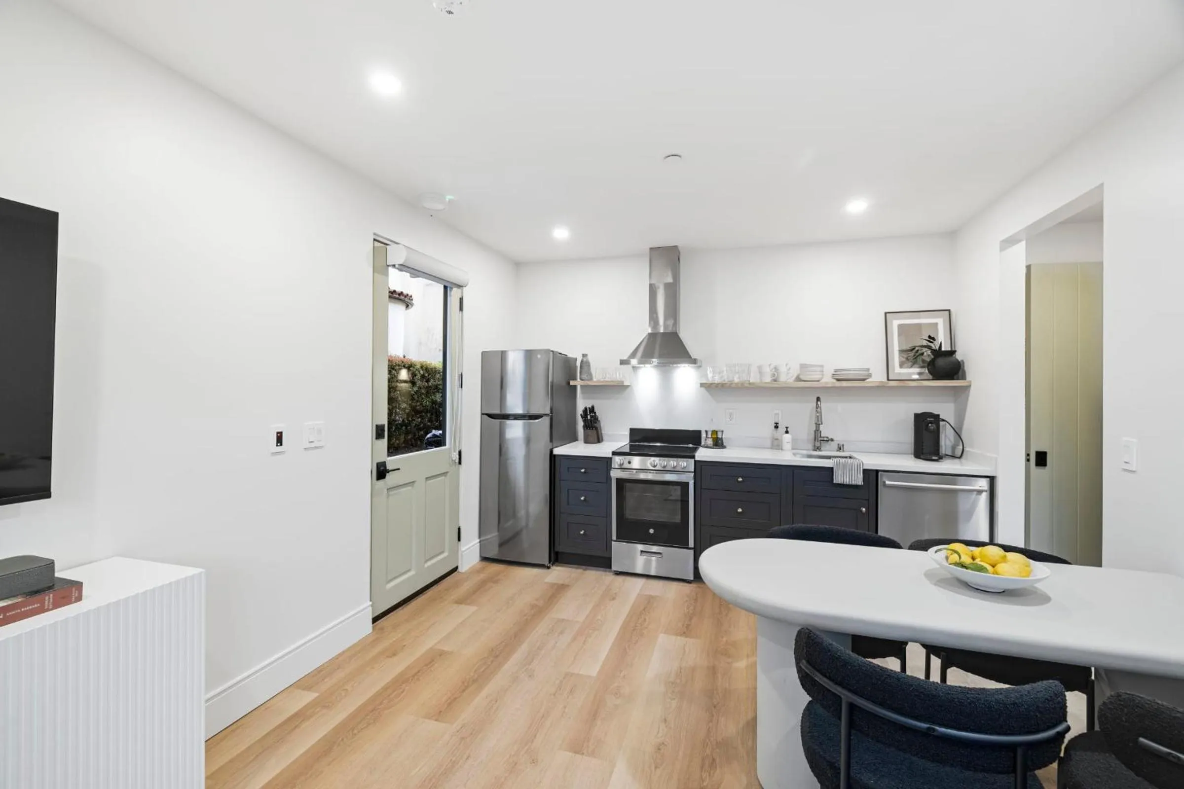 Kitchen or kitchenette in Casa Jardin - Boutique Suites in Downtown Santa Barbara