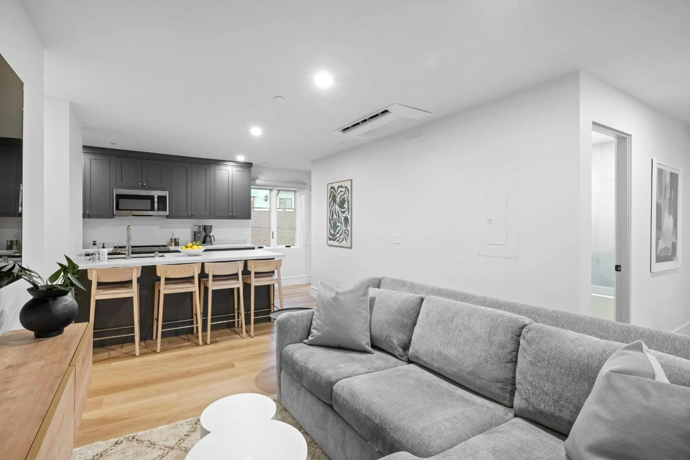 Kitchen or kitchenette in Casa Jardin - Boutique Suites in Downtown Santa Barbara