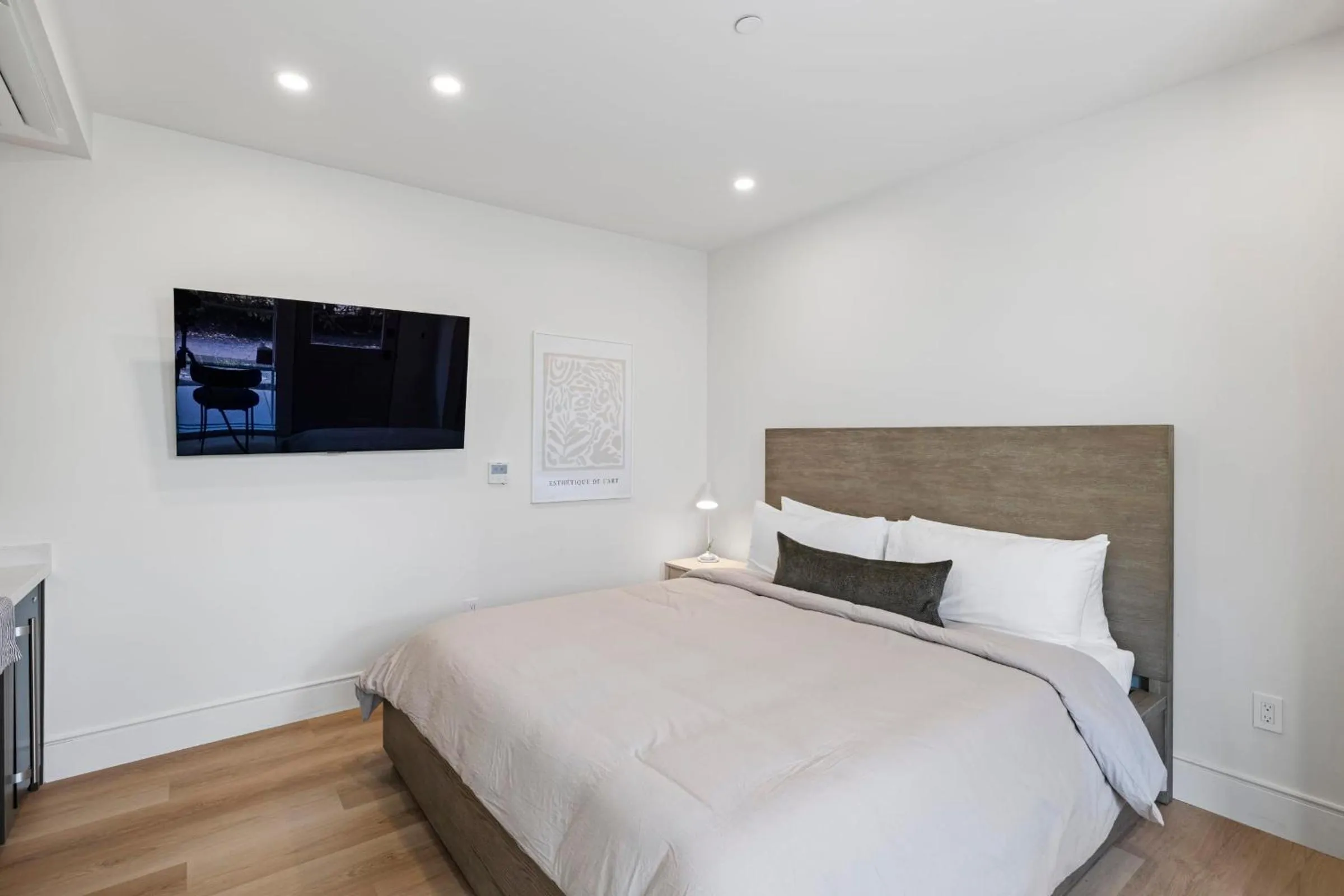 Bed in Casa Jardin - Boutique Suites in Downtown Santa Barbara