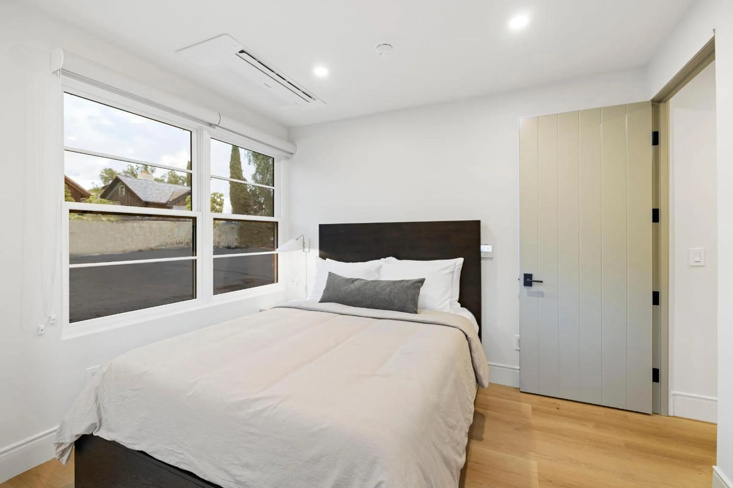 Bed in Casa Jardin - Boutique Suites in Downtown Santa Barbara