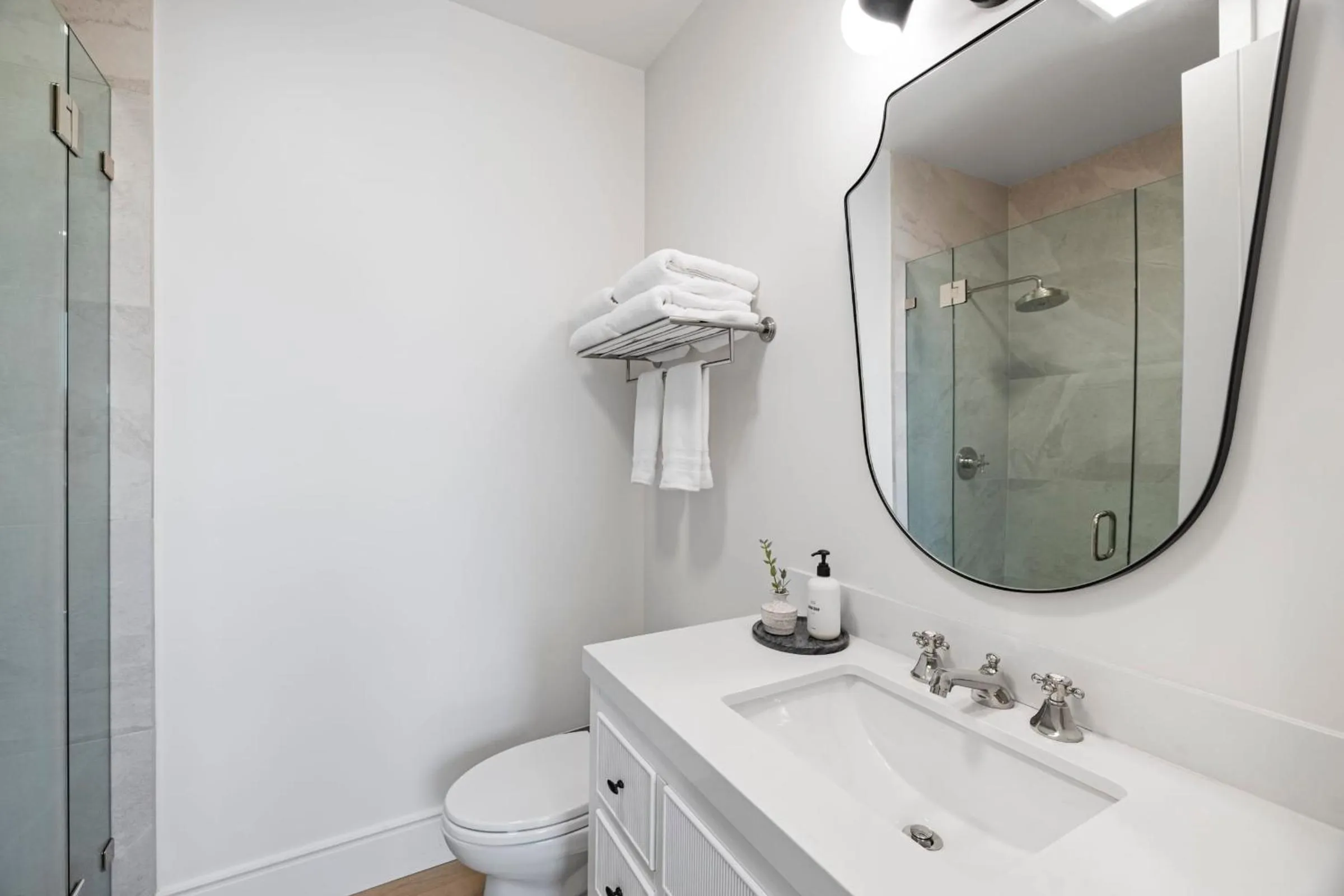 Toilet in Casa Jardin - Boutique Suites in Downtown Santa Barbara