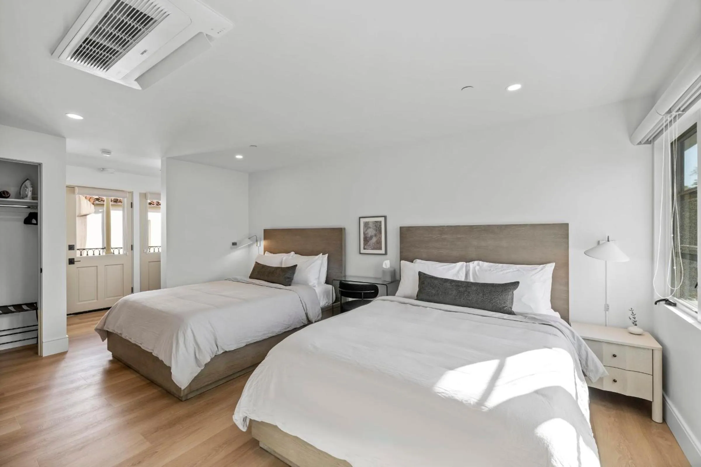 Bed in Casa Jardin - Boutique Suites in Downtown Santa Barbara