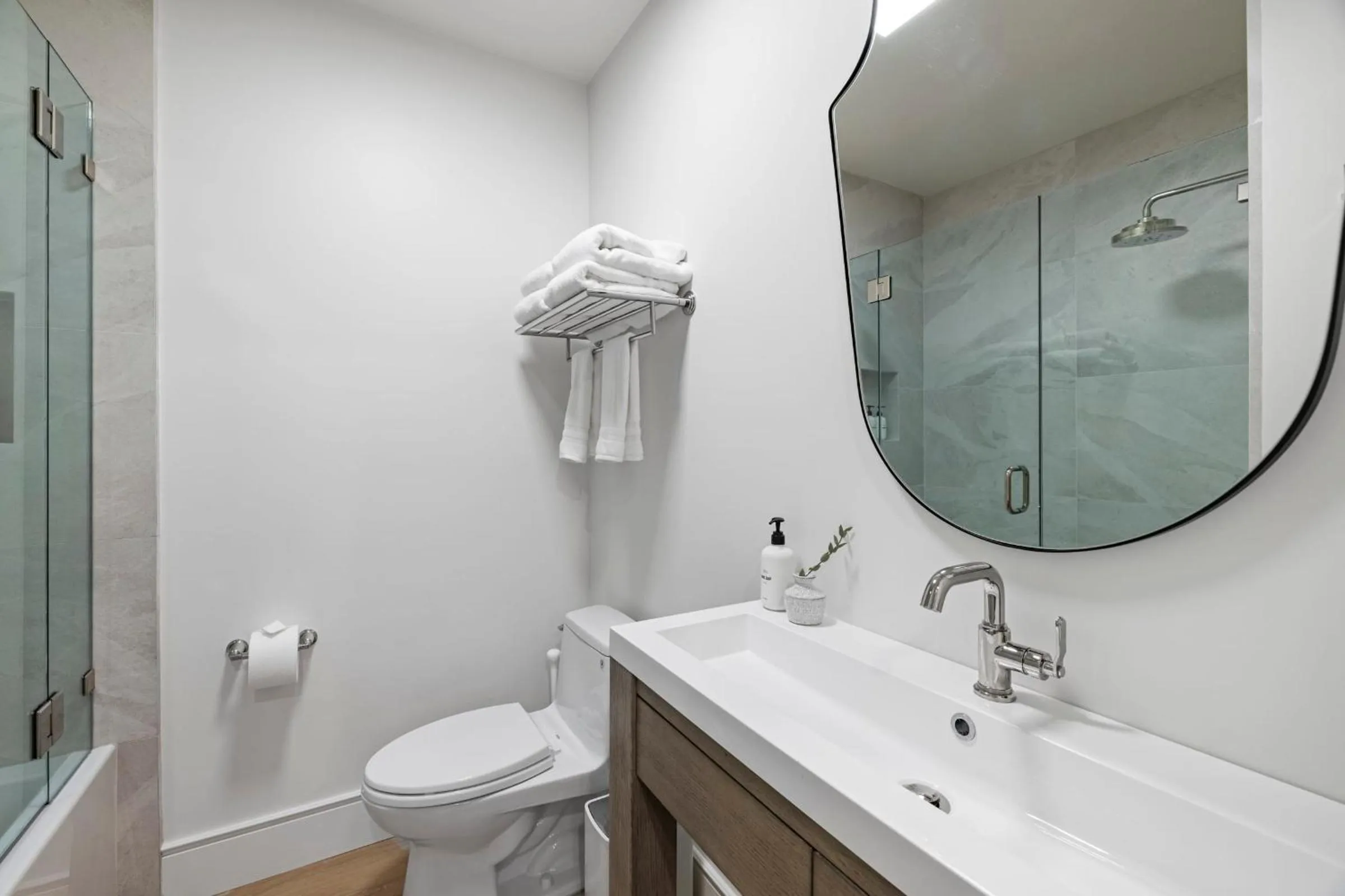 Toilet in Casa Jardin - Boutique Suites in Downtown Santa Barbara