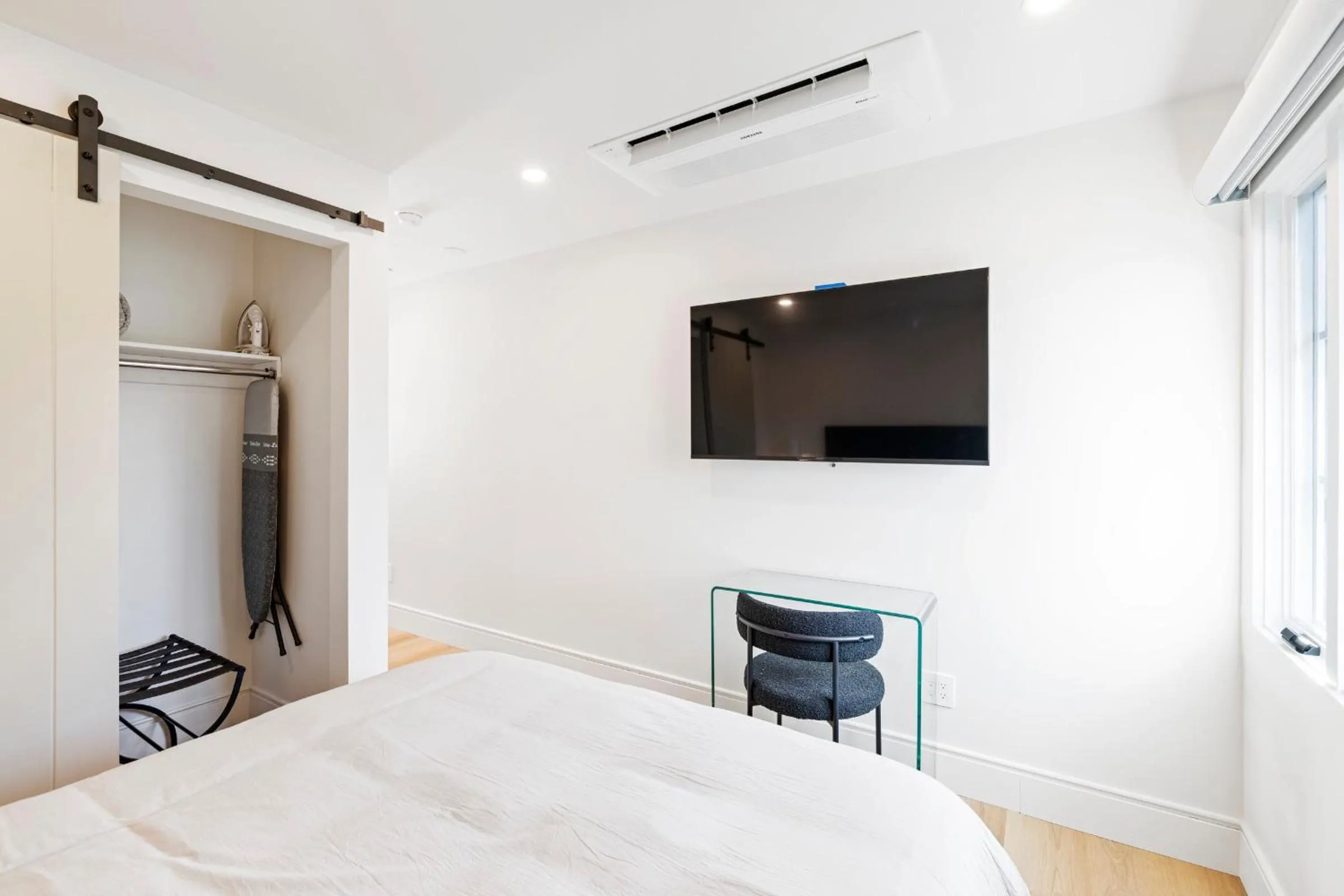 Bed in Casa Jardin - Boutique Suites in Downtown Santa Barbara