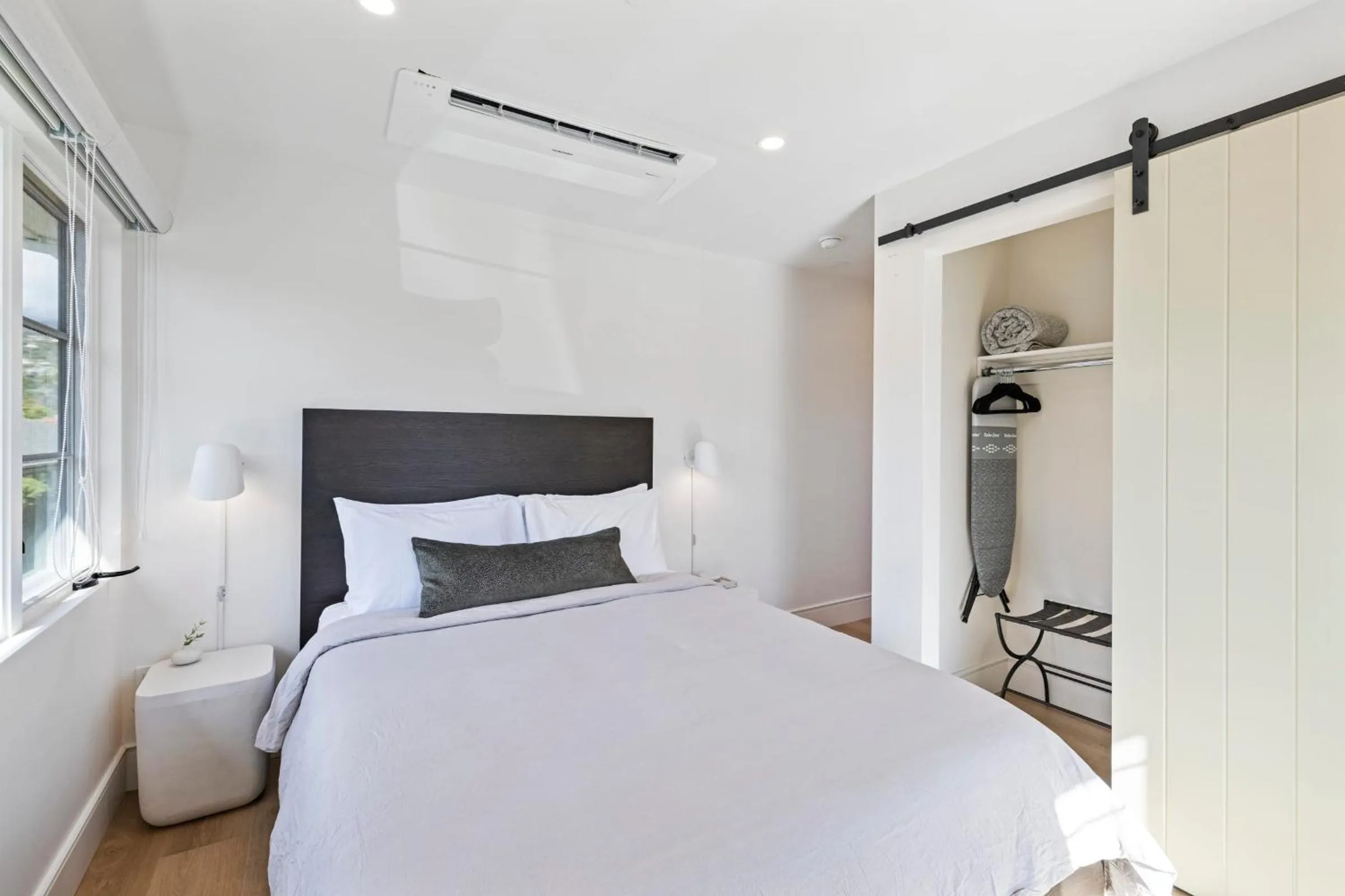 Bed in Casa Jardin - Boutique Suites in Downtown Santa Barbara