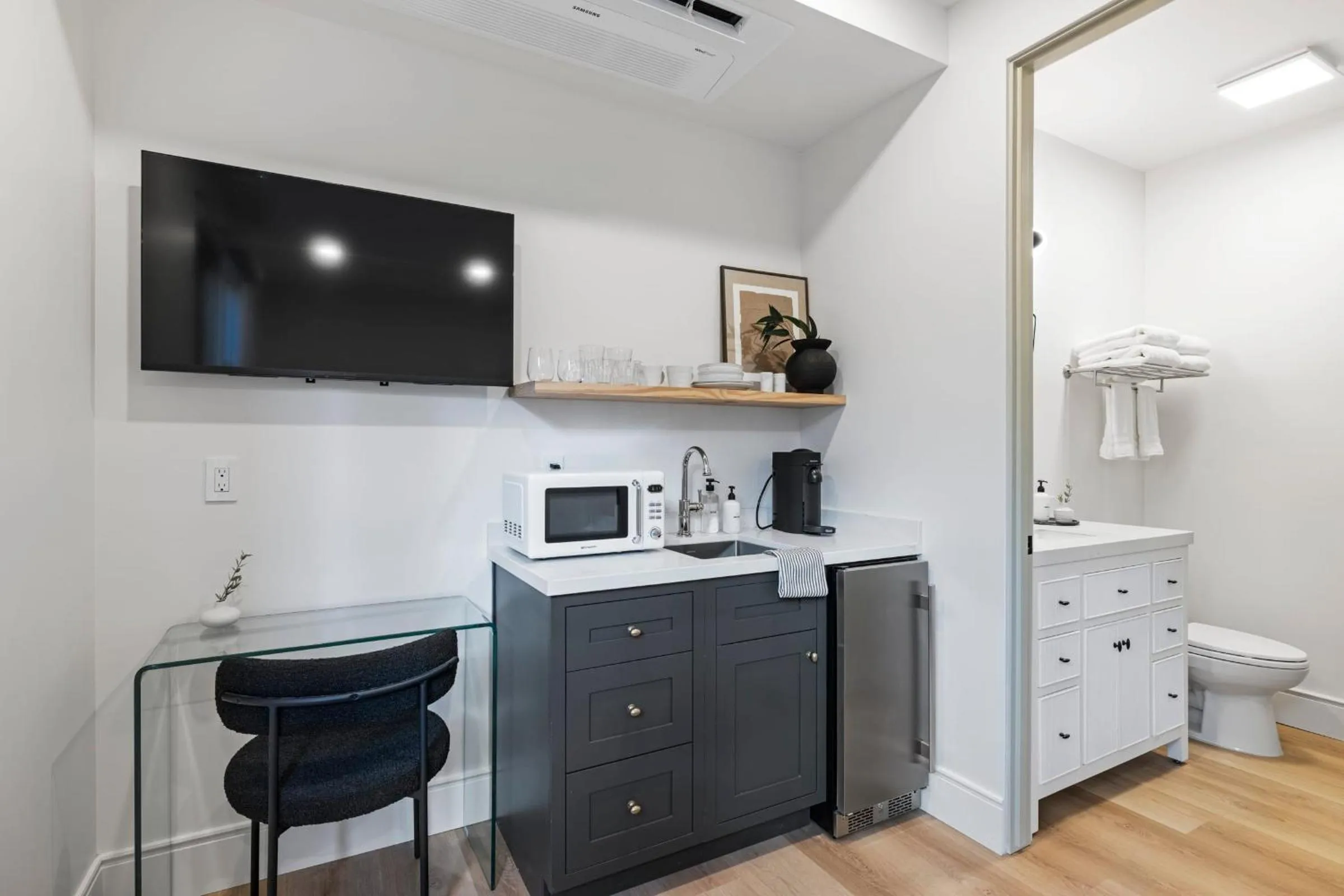 Toilet in Casa Jardin - Boutique Suites in Downtown Santa Barbara