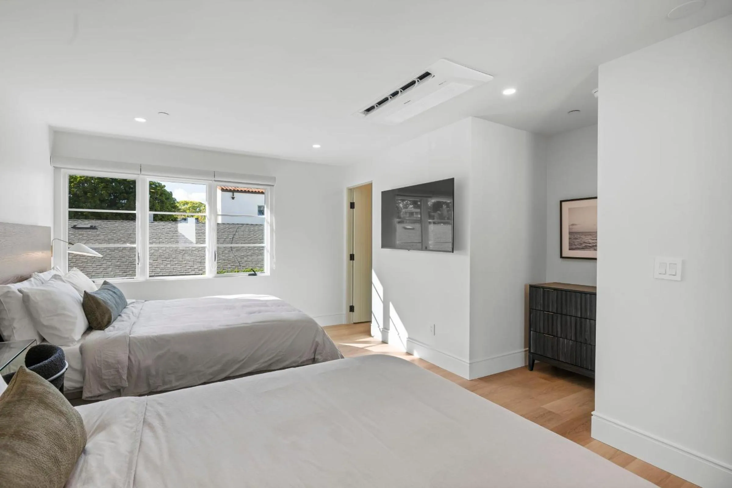 Bed in Casa Jardin - Boutique Suites in Downtown Santa Barbara