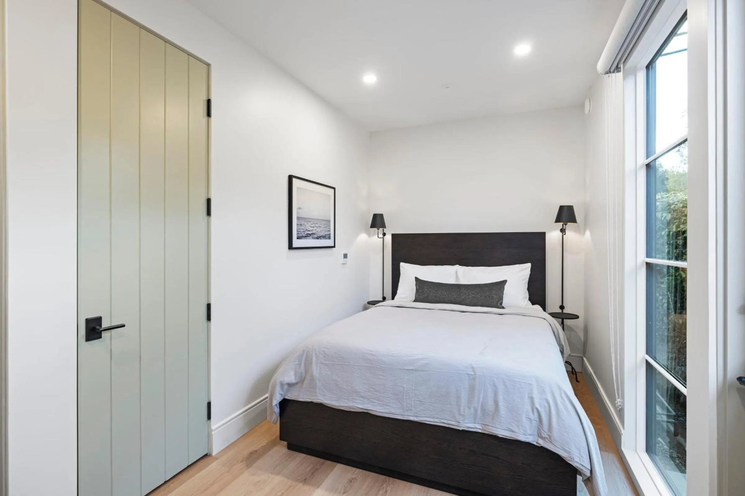 Bed in Casa Jardin - Boutique Suites in Downtown Santa Barbara