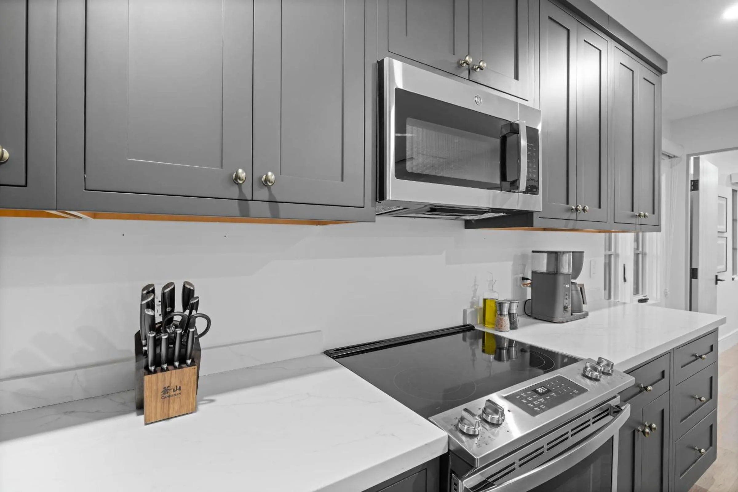 Kitchen or kitchenette in Casa Jardin - Boutique Suites in Downtown Santa Barbara