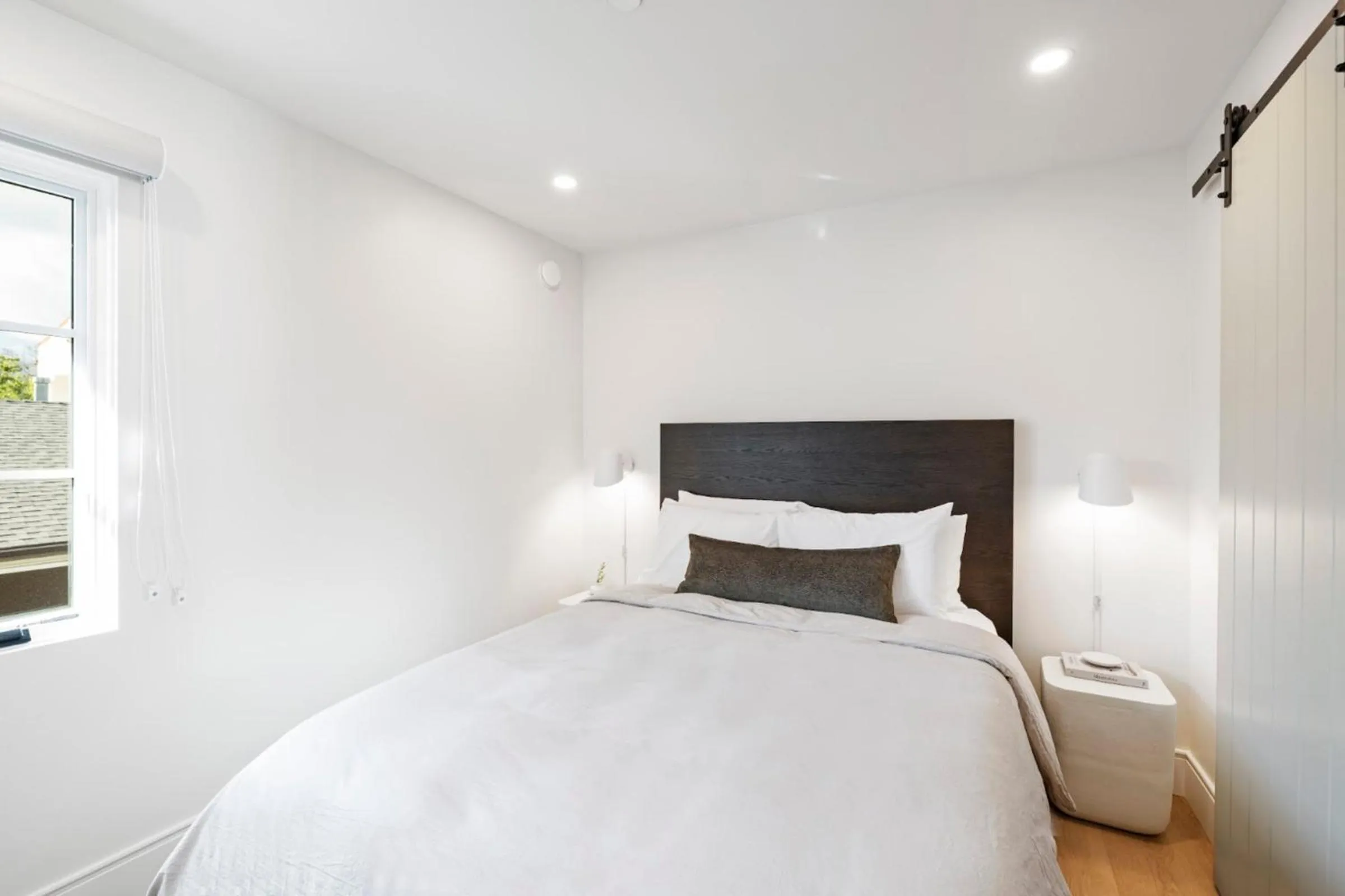 Bed in Casa Jardin - Boutique Suites in Downtown Santa Barbara