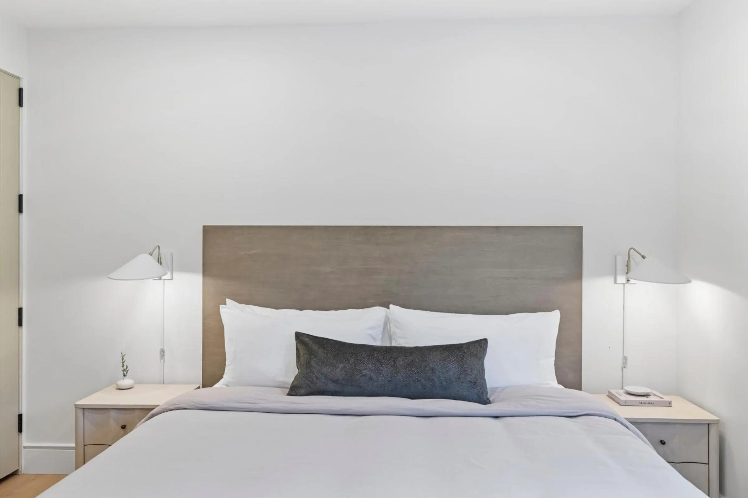 Bed in Casa Jardin - Boutique Suites in Downtown Santa Barbara