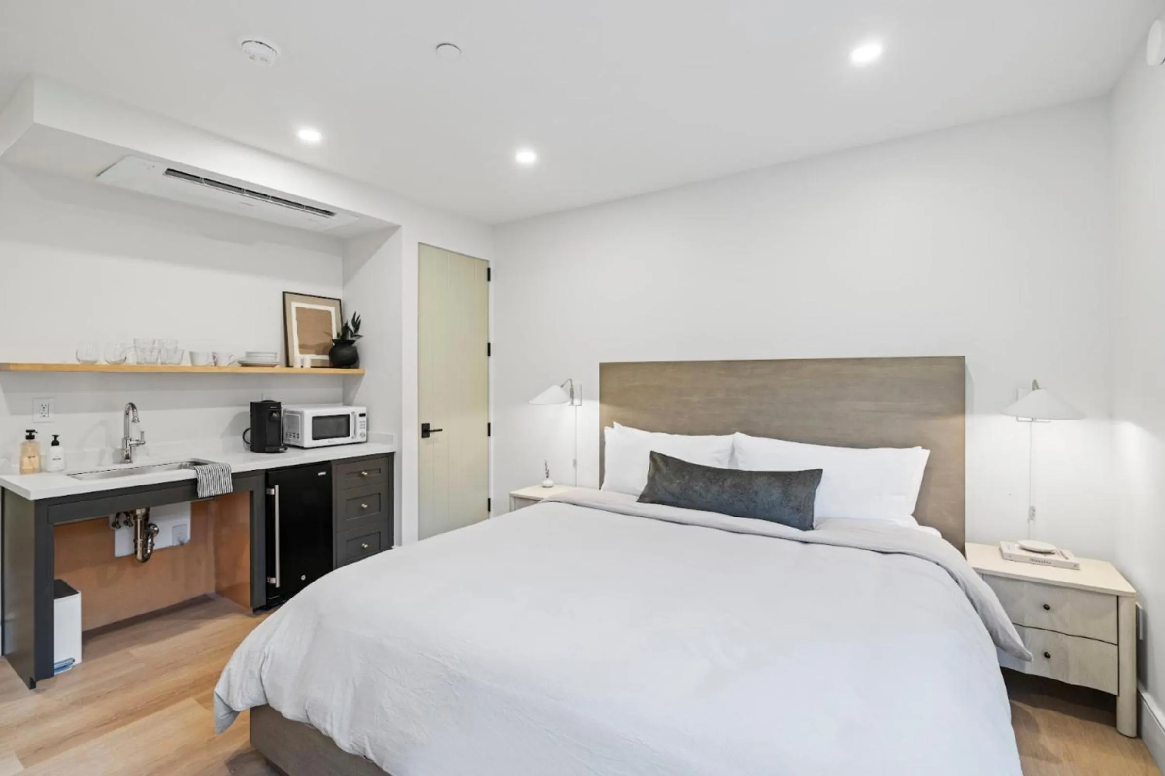 Bed in Casa Jardin - Boutique Suites in Downtown Santa Barbara