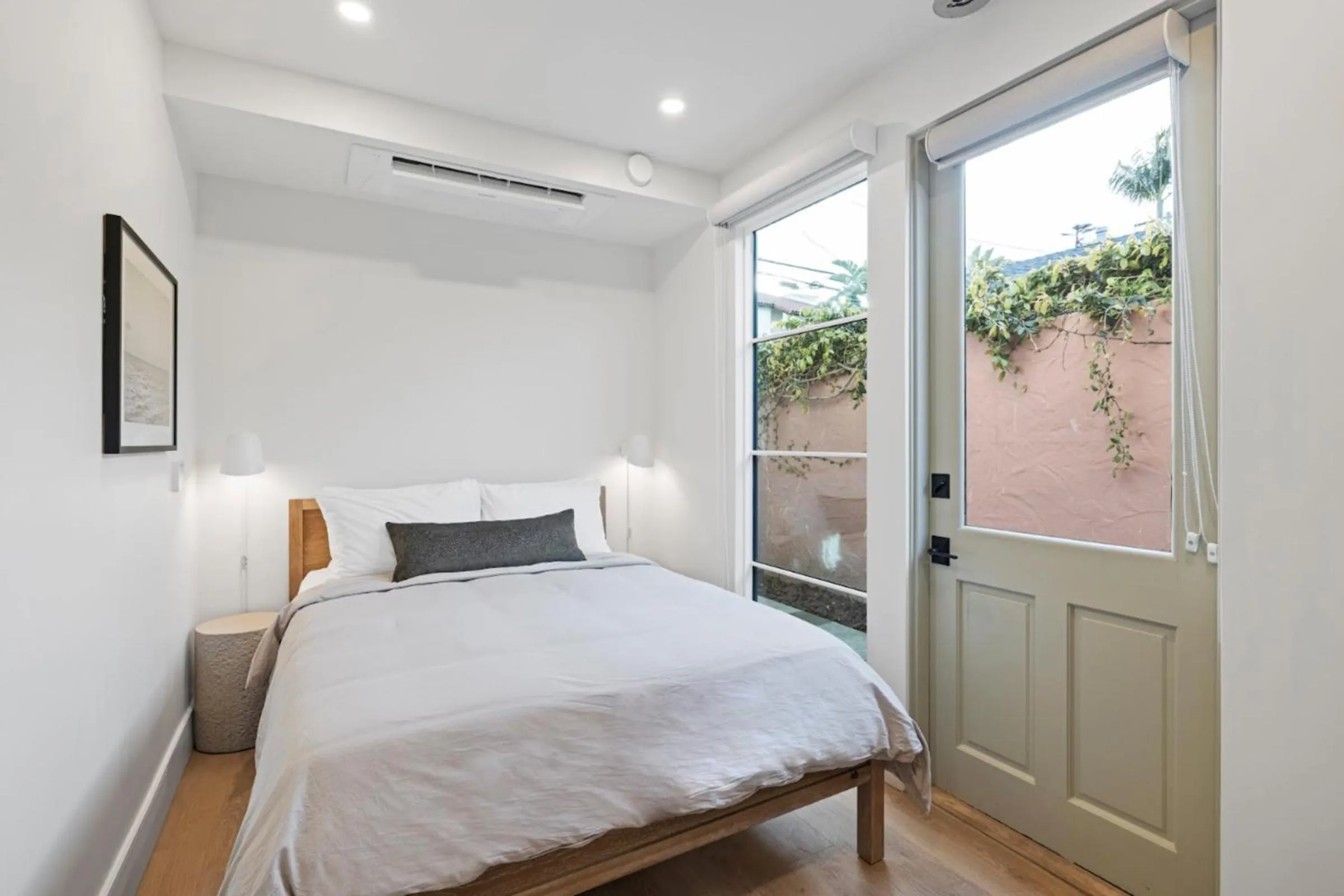 Bed in Casa Jardin - Boutique Suites in Downtown Santa Barbara