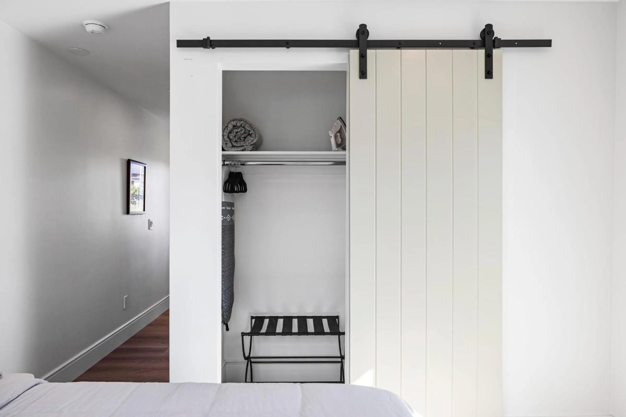 flat iron, Bed in Casa Jardin - Boutique Suites in Downtown Santa Barbara