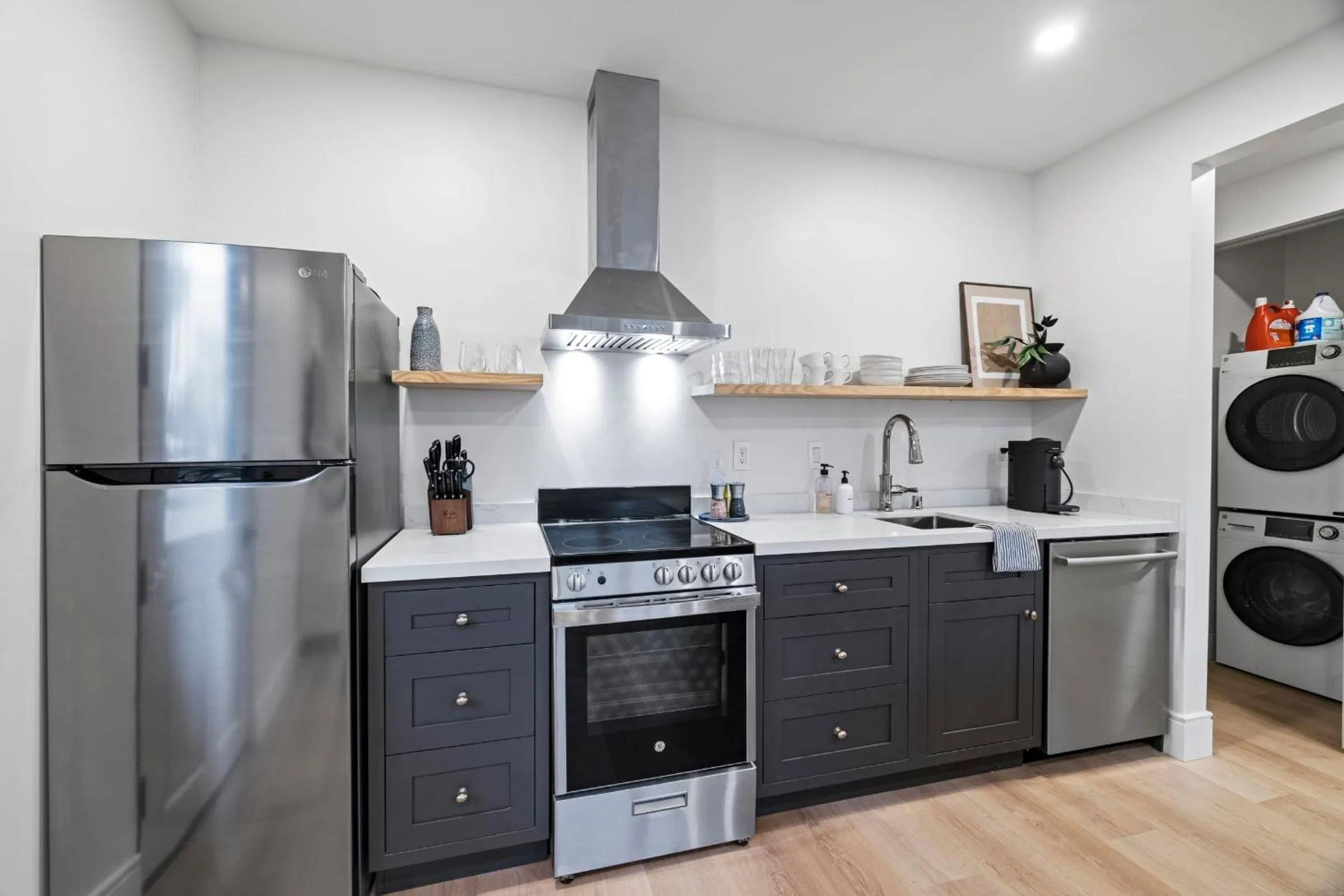 Kitchen or kitchenette in Casa Jardin - Boutique Suites in Downtown Santa Barbara