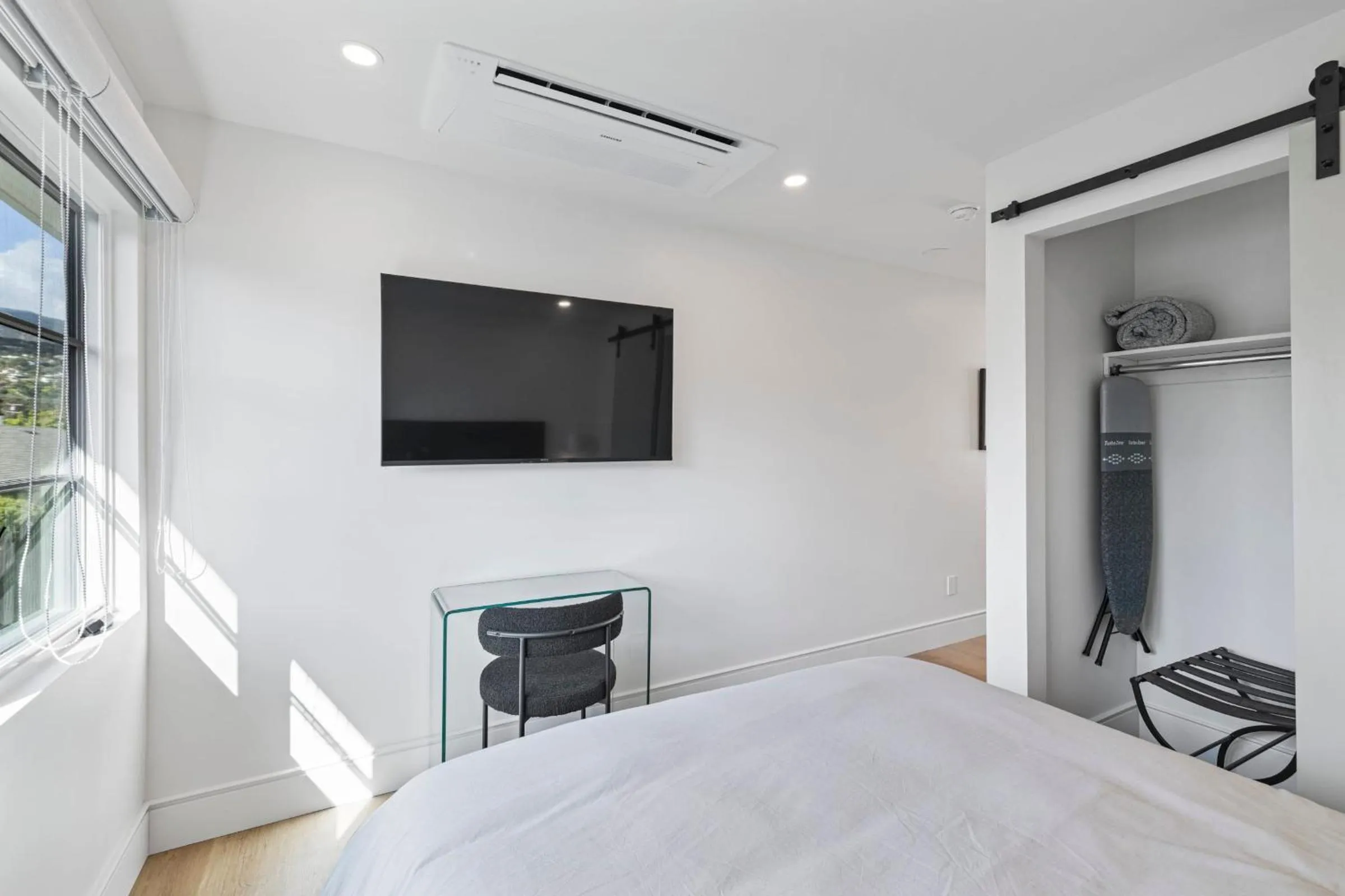 Bed in Casa Jardin - Boutique Suites in Downtown Santa Barbara