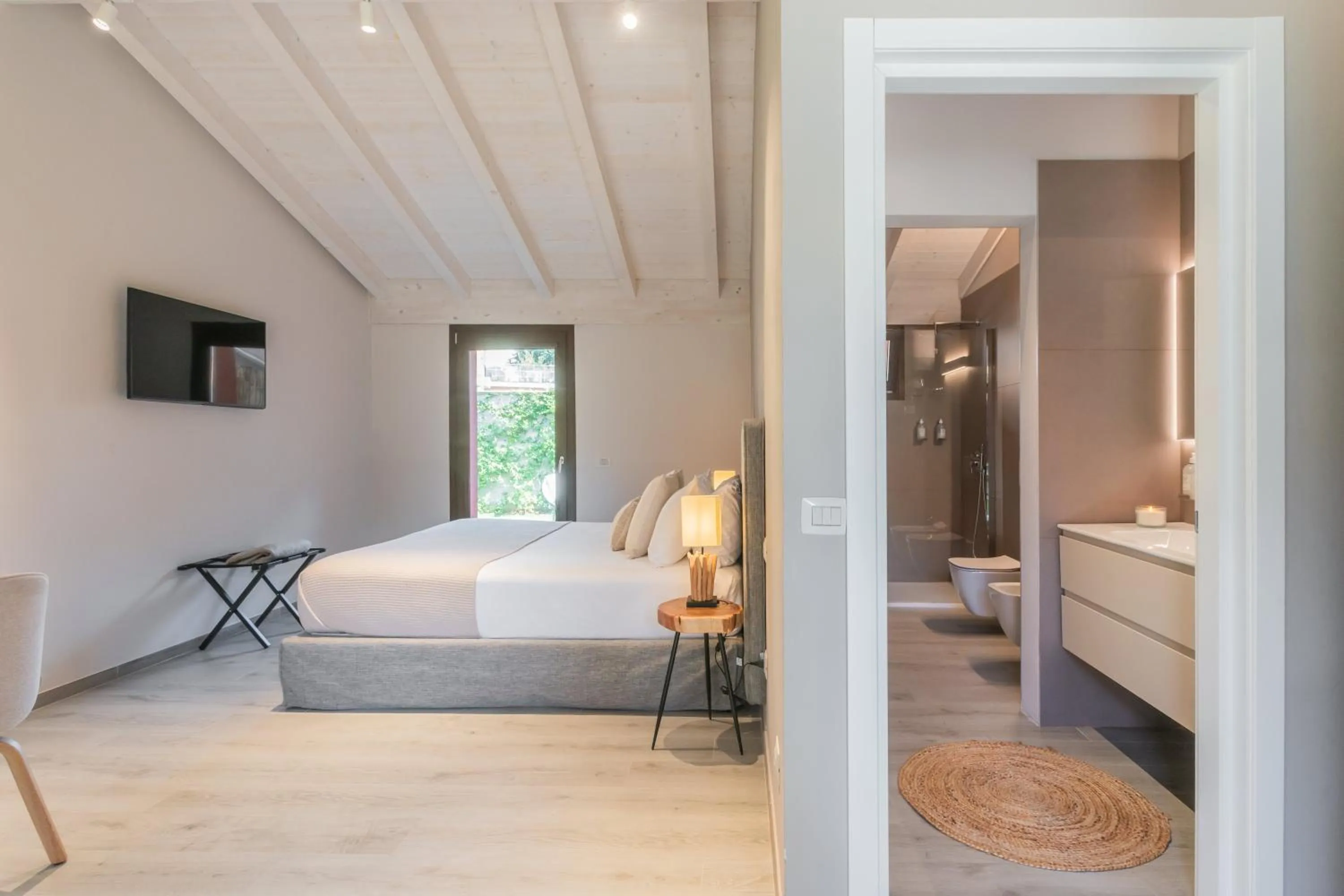 Shower, Bed in Villa Il Platano