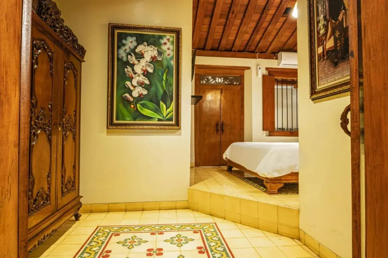 Deluxe King Room in nDalem Kartowikoro 1835 Deluxe King Room in nDalem Kartowikoro 1835