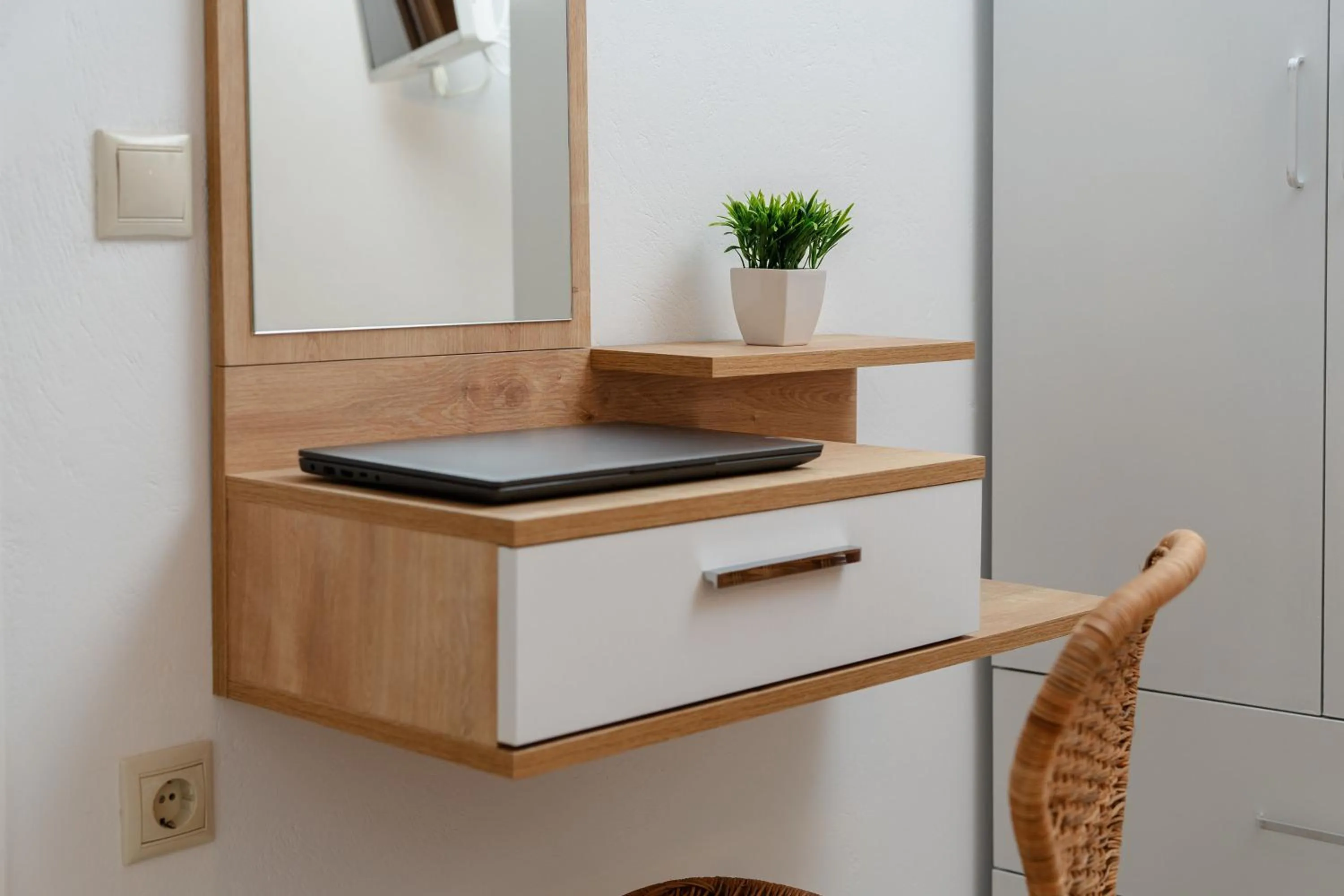 hair dresser in NaxosAir1