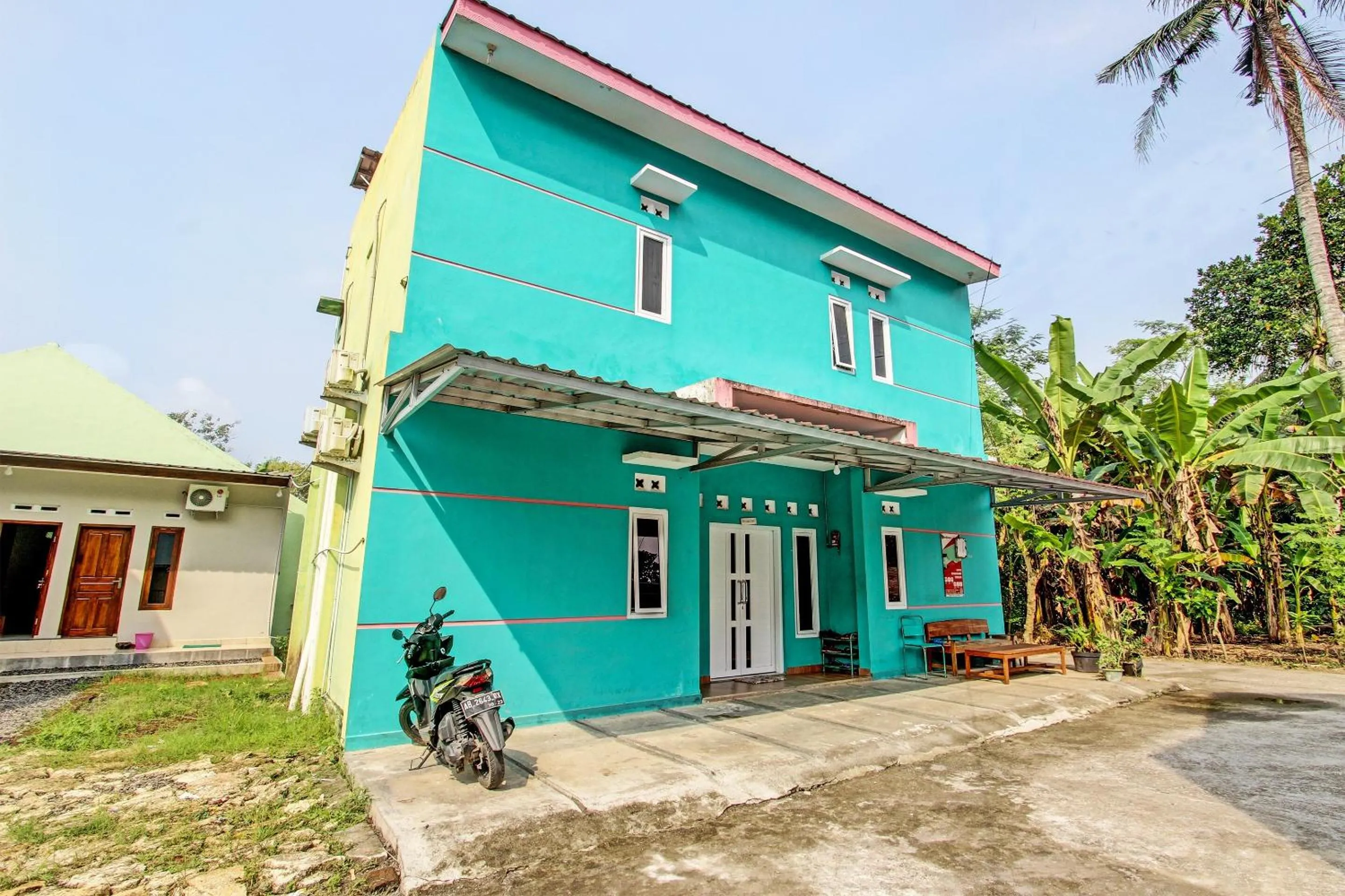 Facade/entrance in Hotel O Guest House Inayah Syariah