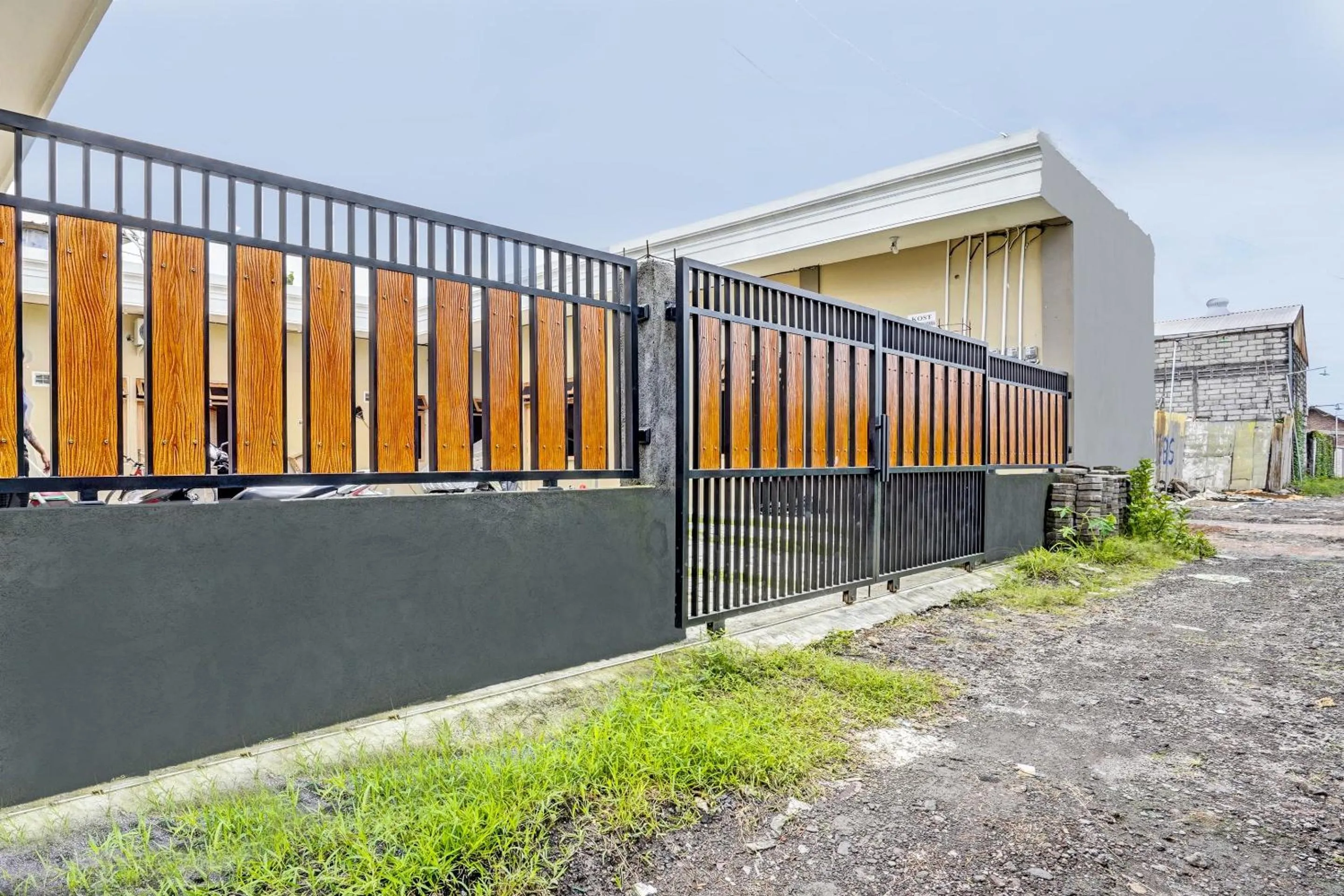 Facade/entrance in OYO 92541 Suny Kost Syariah