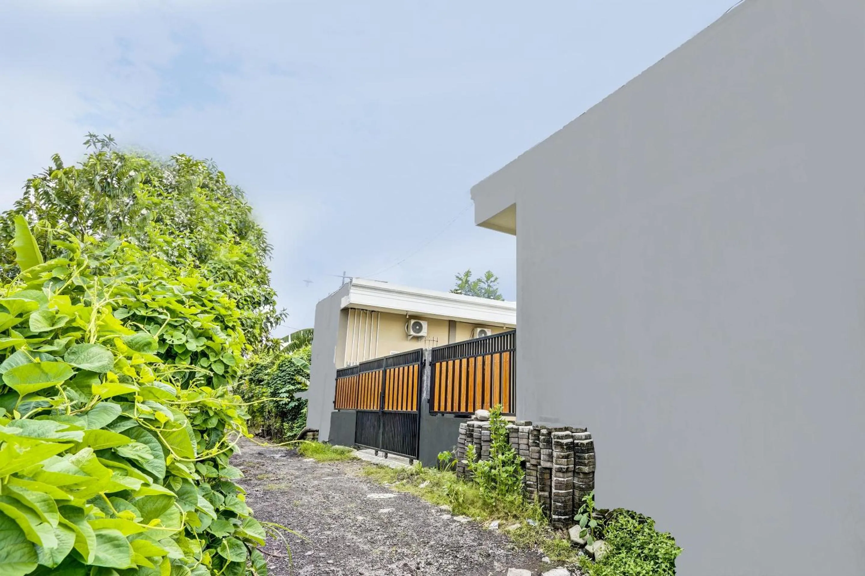 Facade/entrance in OYO 92541 Suny Kost Syariah