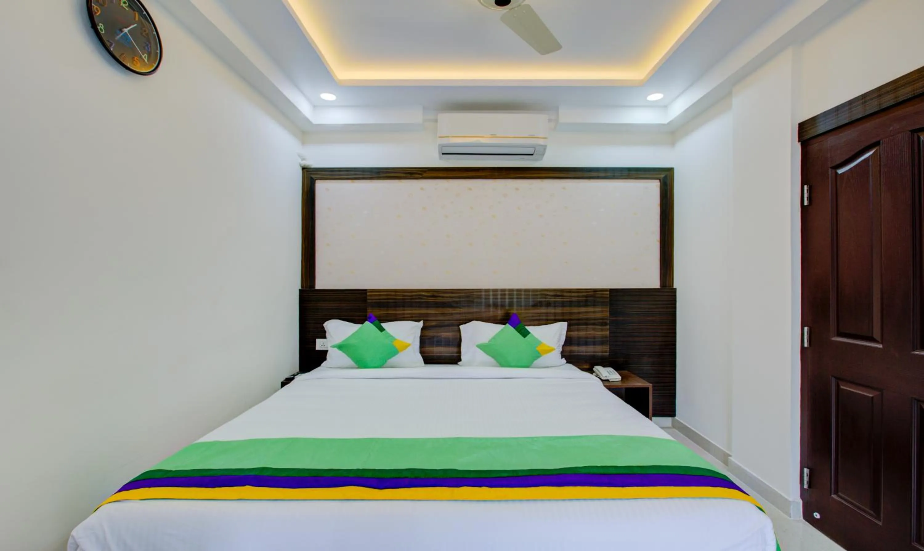 Bedroom, Bed in Treebo Love Shore Residency, Near Lakeshore Hospital