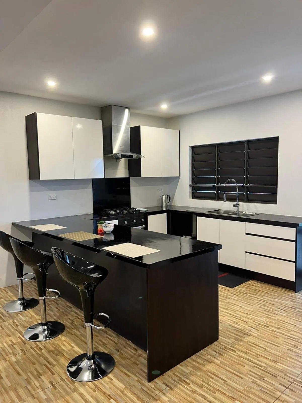 oven in Garden Apartments