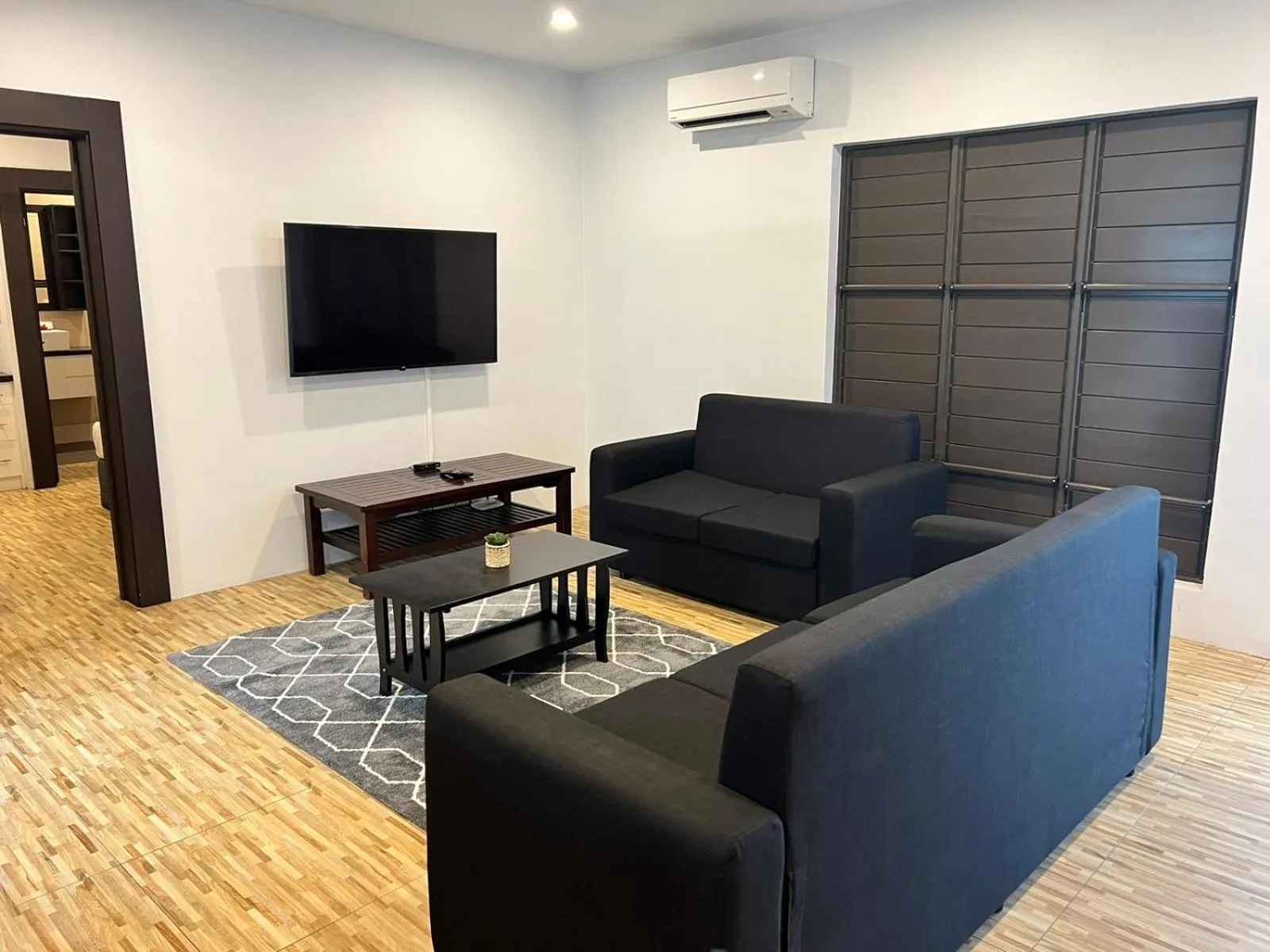 TV and multimedia in Garden Apartments