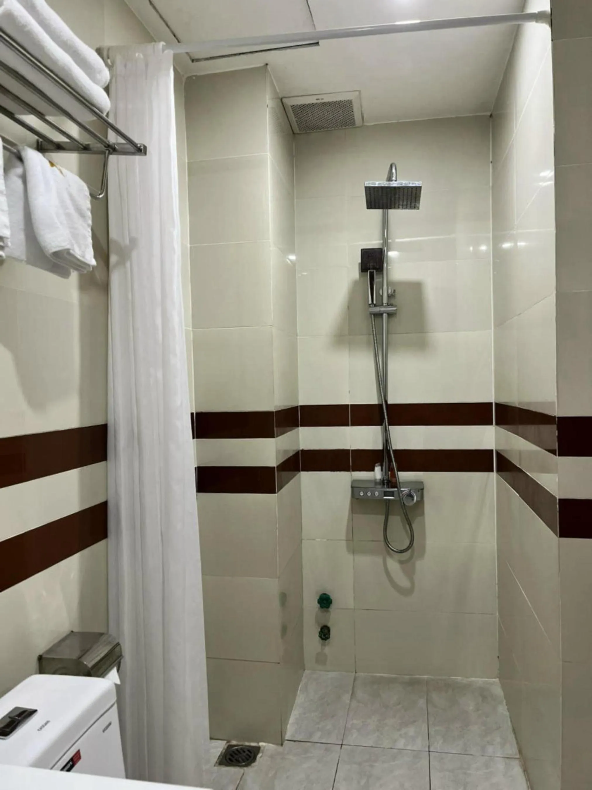 Shower in Thành Vinh Hotel & Apartment