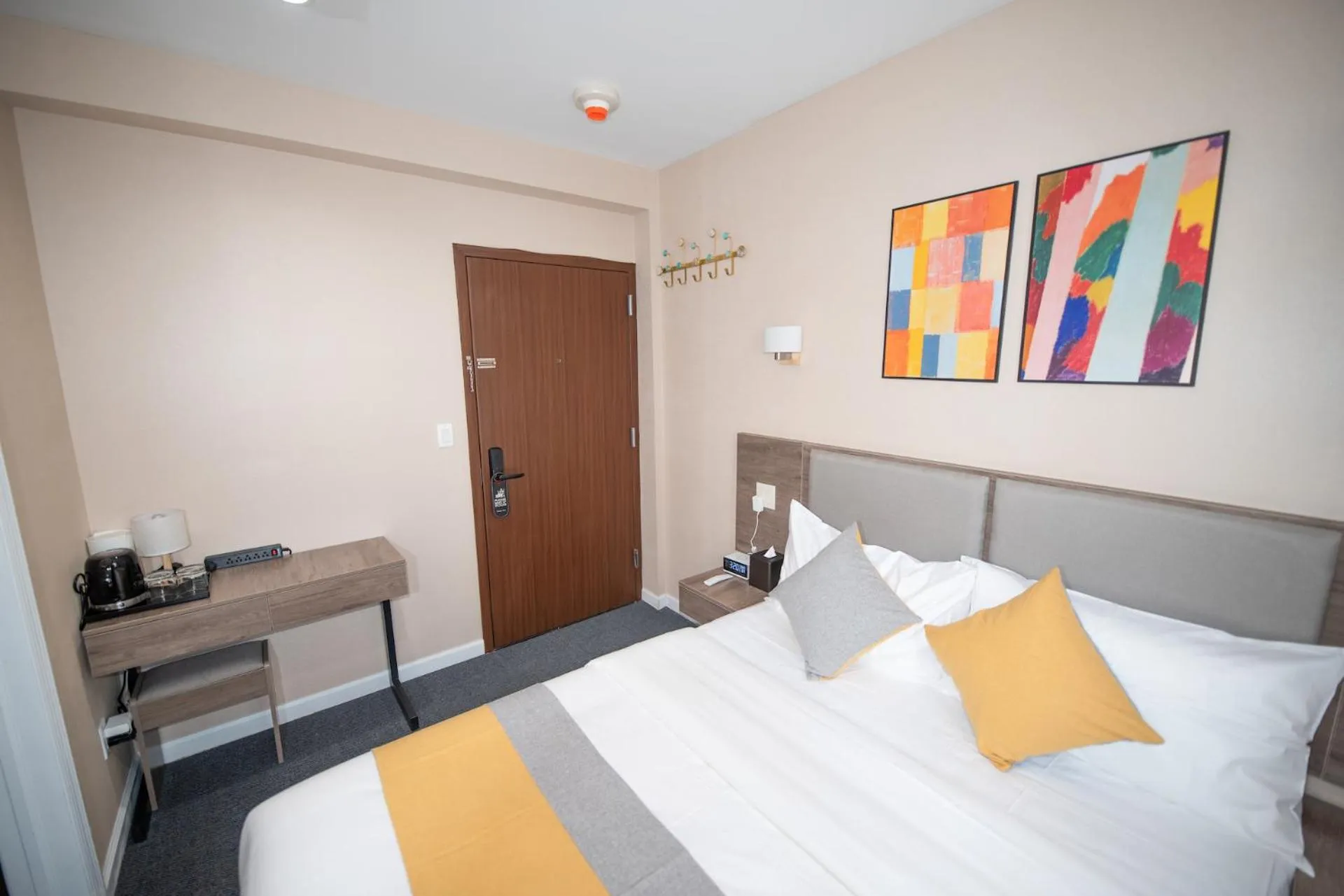 Bed in Flushing Garden Hotel