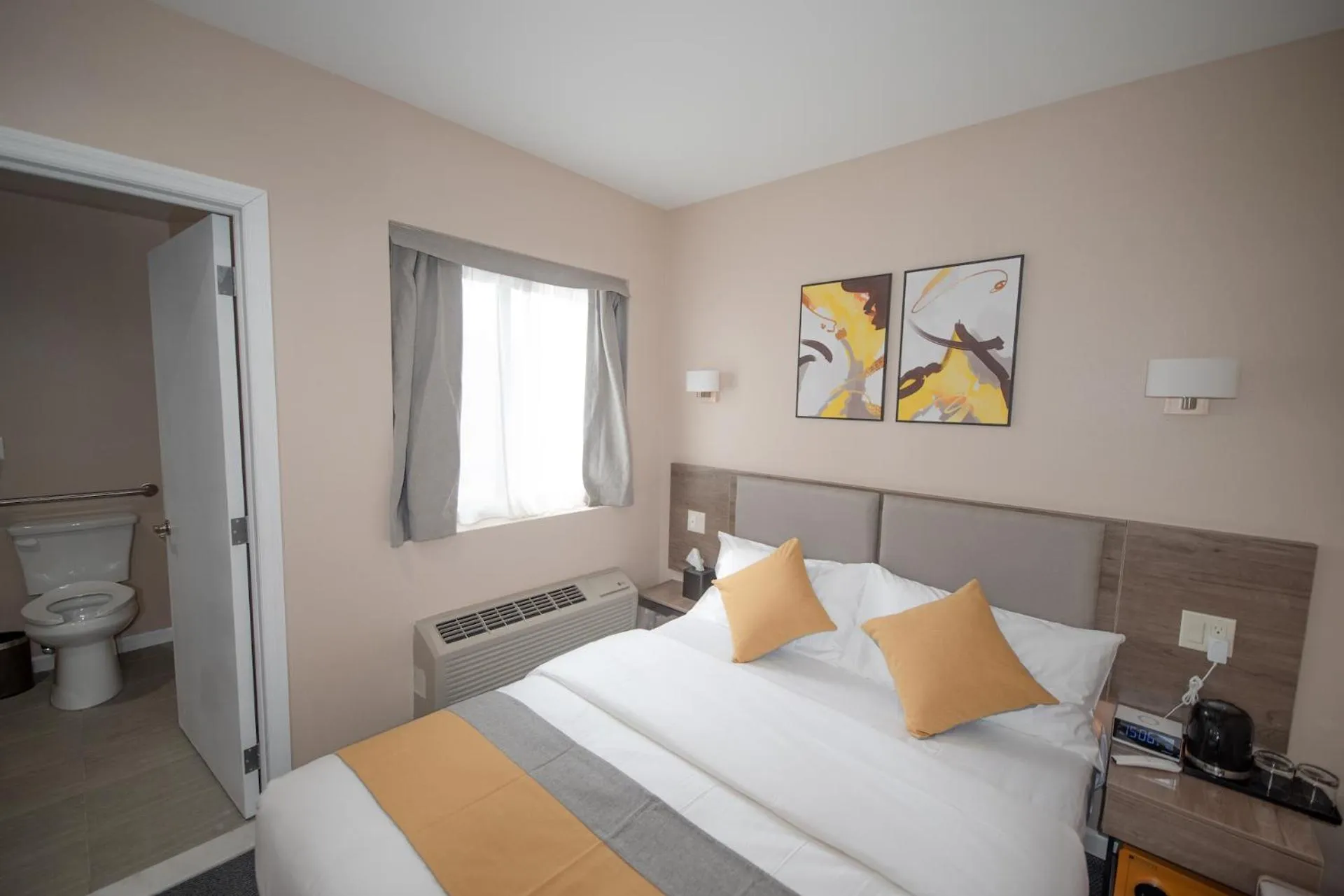 Bathroom, Bed in Flushing Garden Hotel