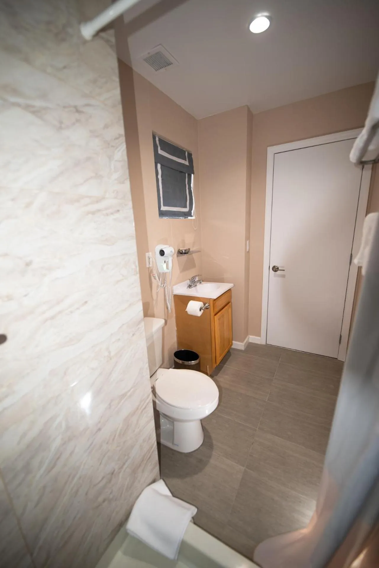 Toilet in Flushing Garden Hotel