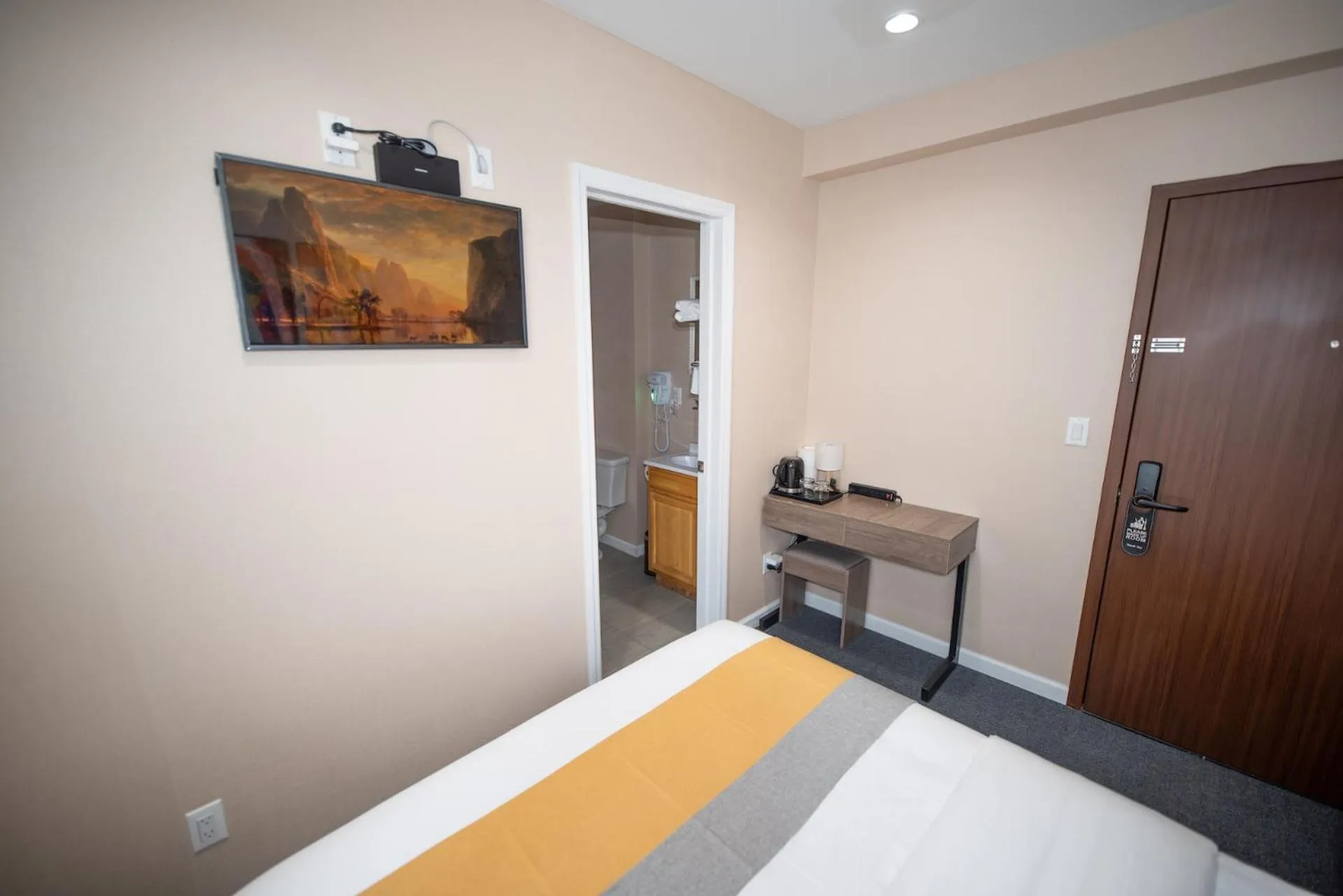 Bedroom, Bed in Flushing Garden Hotel