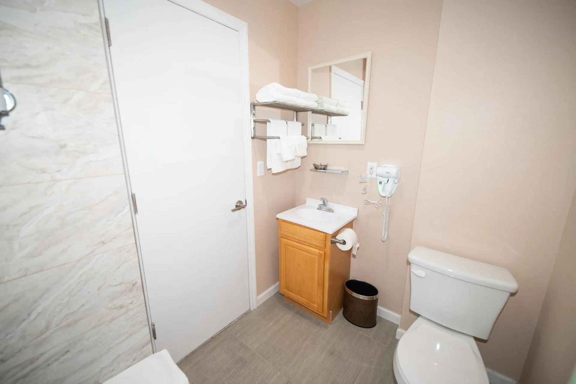 Toilet in Flushing Garden Hotel