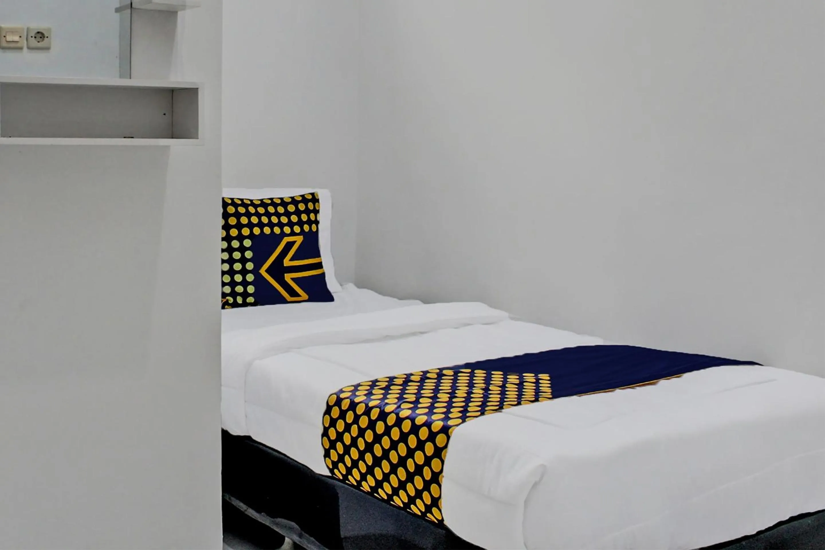 Bedroom, Bed in OYO Life 92509 Maulana Guest House Simpur