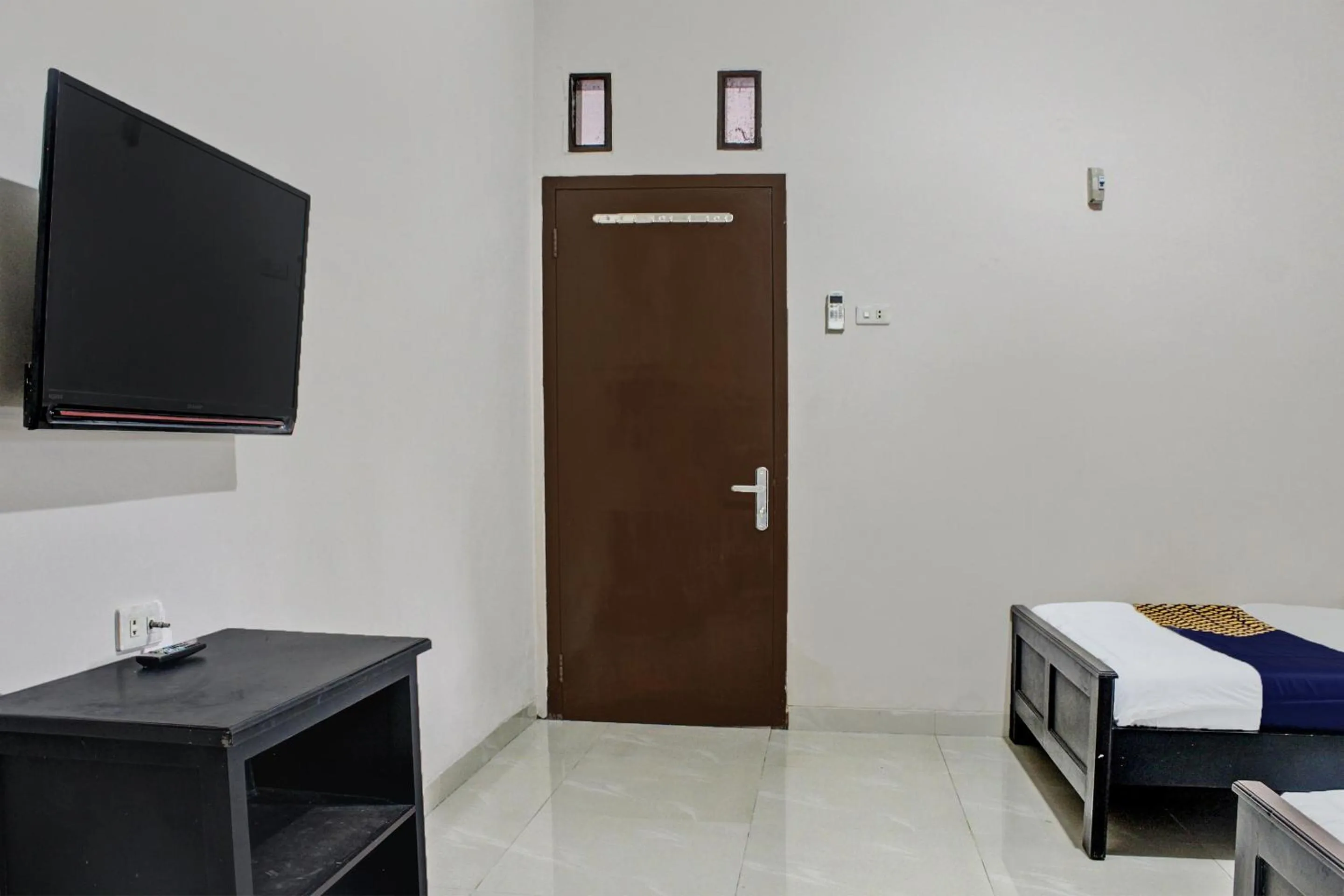 Bedroom, Bed in OYO Life 92509 Maulana Guest House Simpur