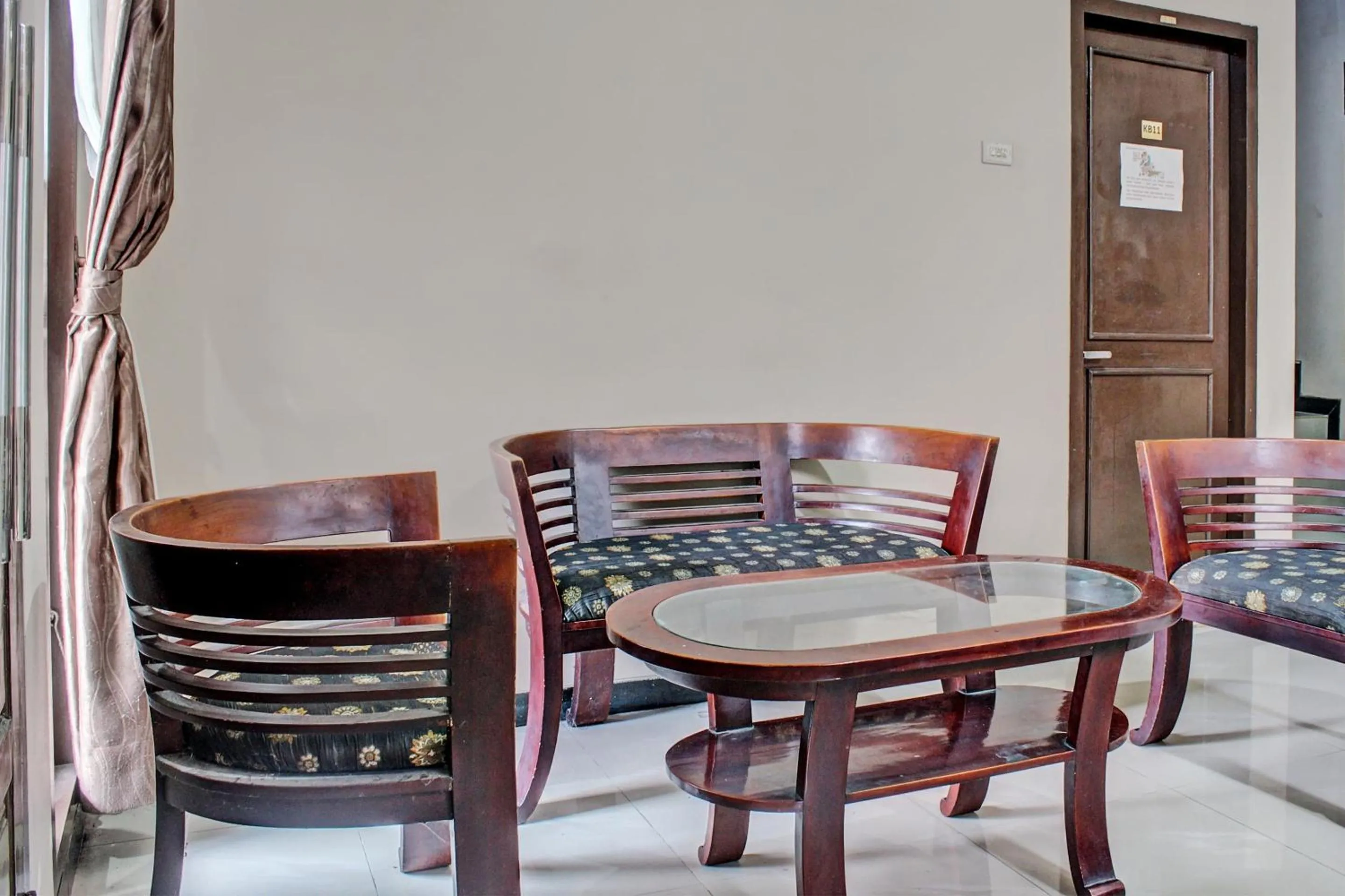 Lobby or reception in OYO Life 92509 Maulana Guest House Simpur