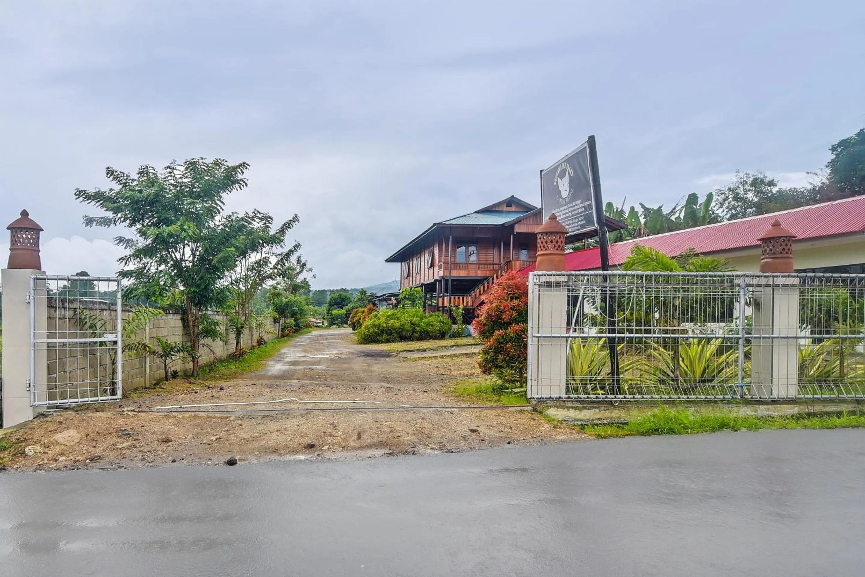 Facade/entrance in Hotel O Wawi Kadio Homestay