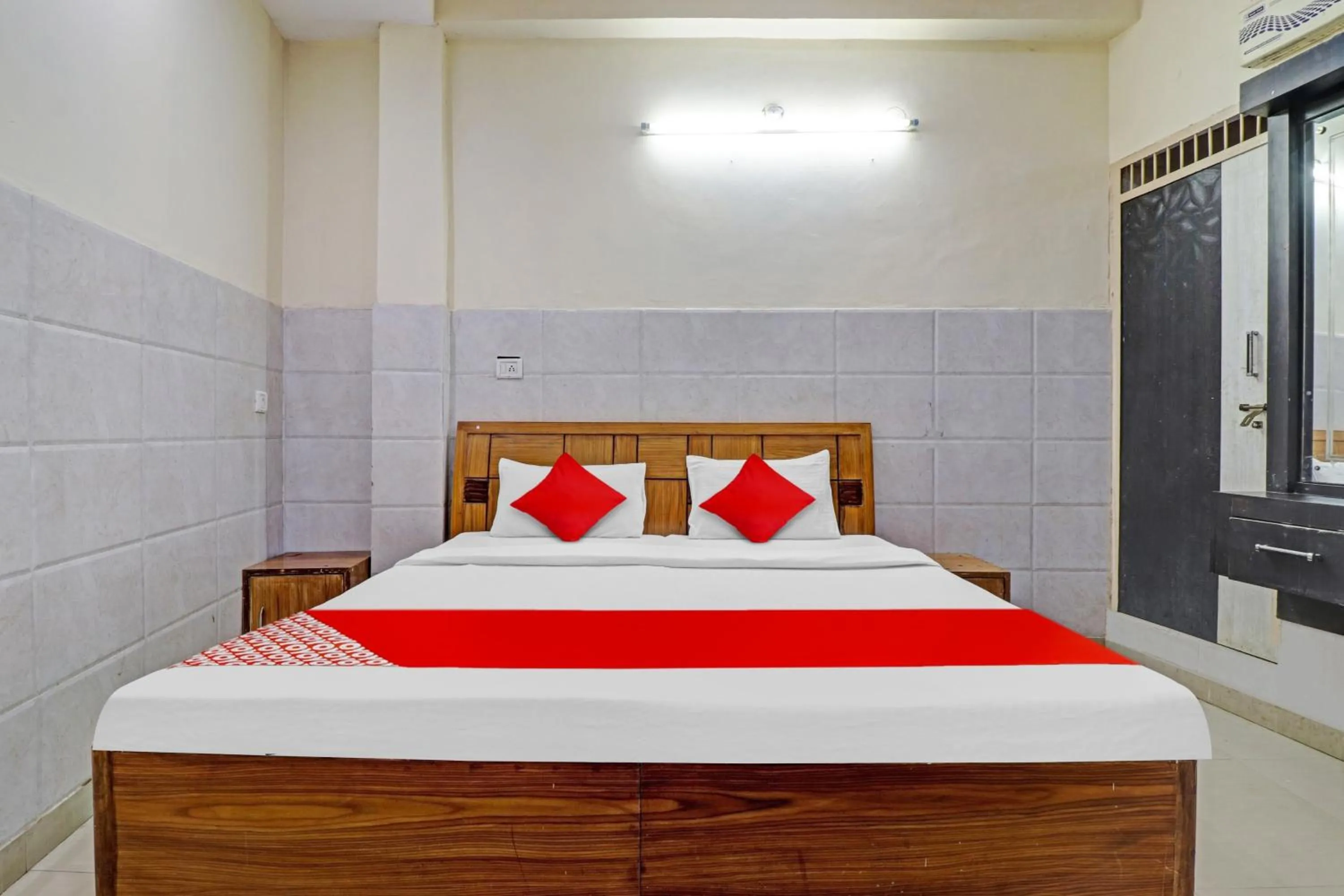 Facade/entrance, Bed in Hotel O Vishal Paradise