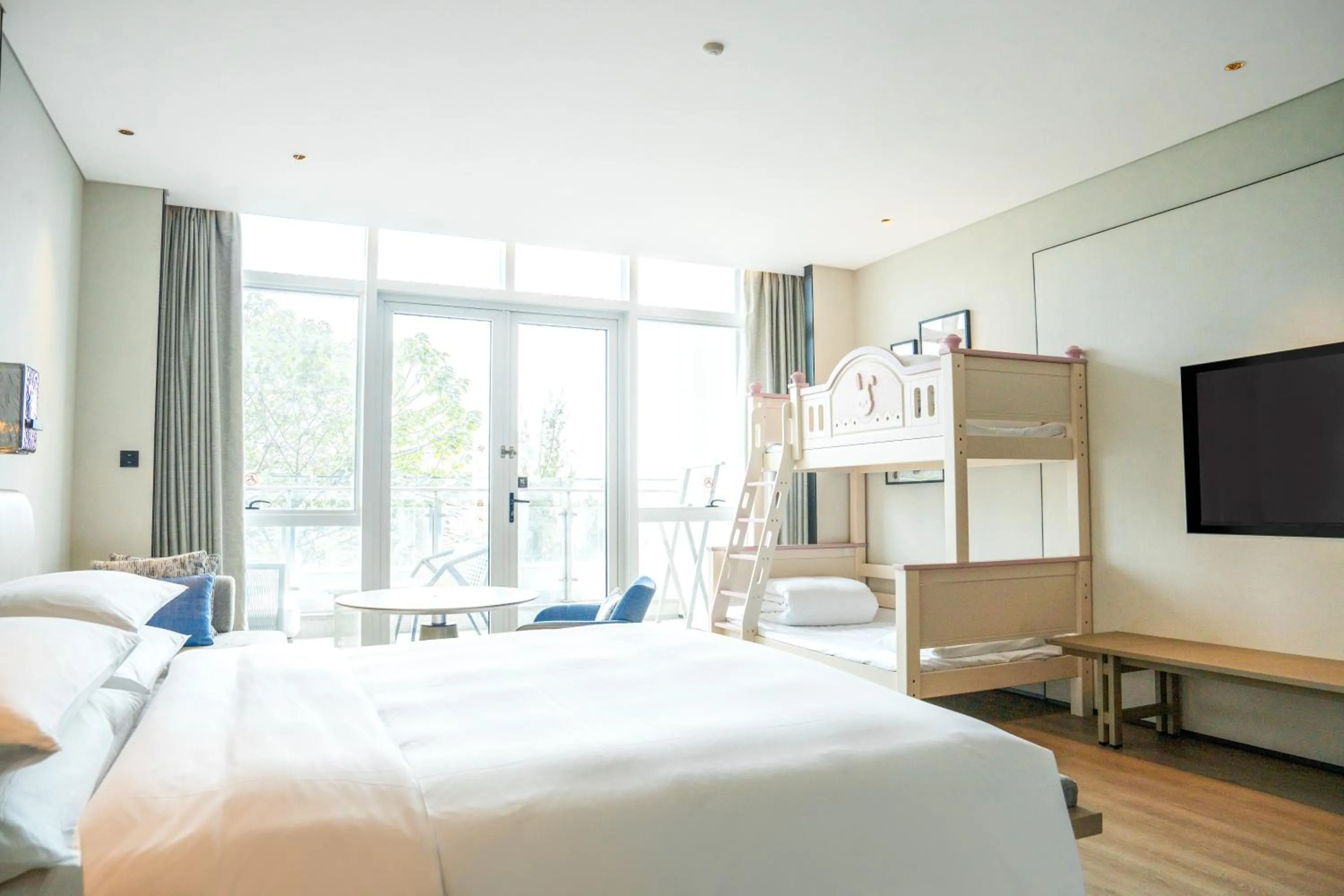 Photo of the whole room, Bed in Sheraton Beihai Resort