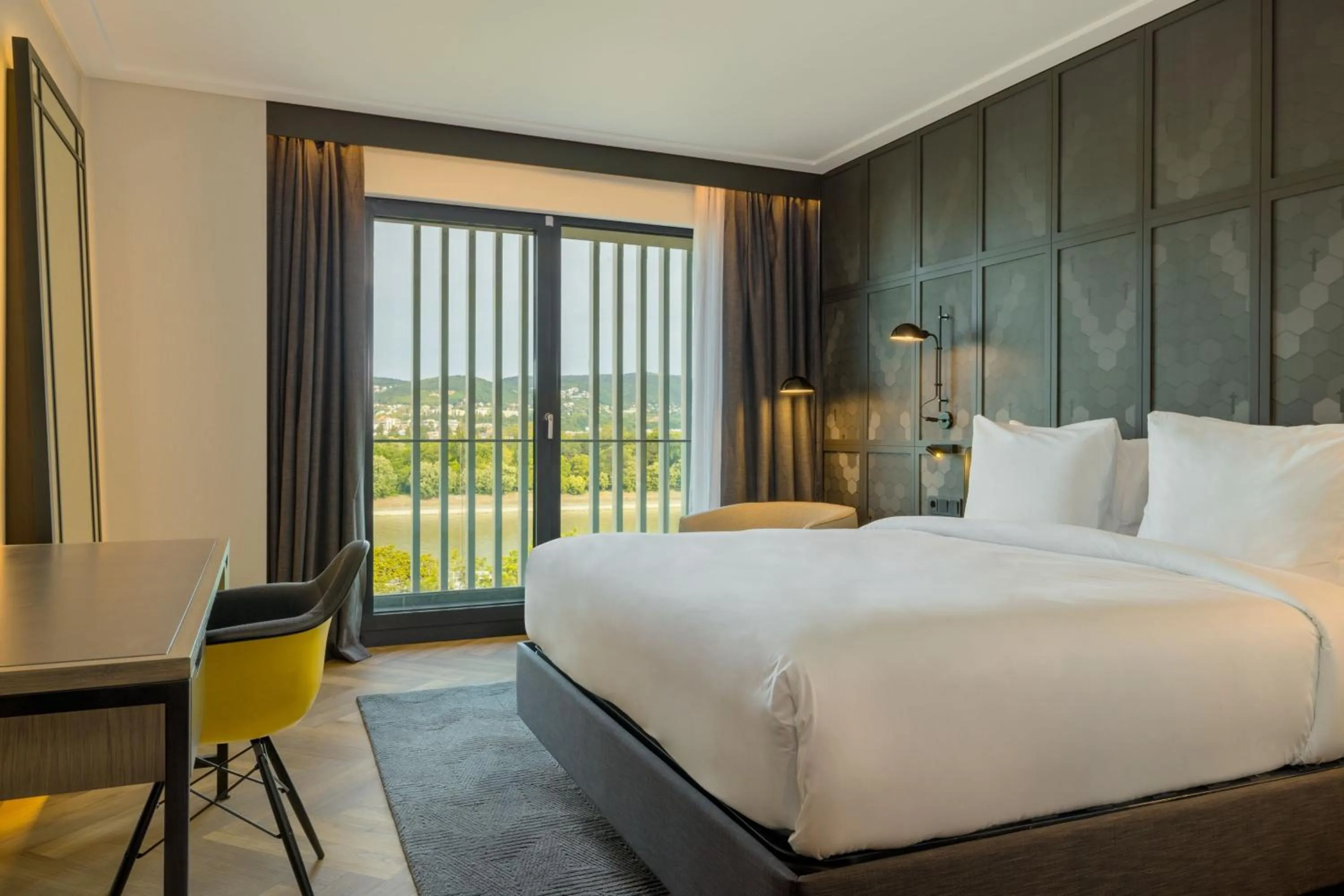 Photo of the whole room, Bed in Four Points by Sheraton Budapest Danube