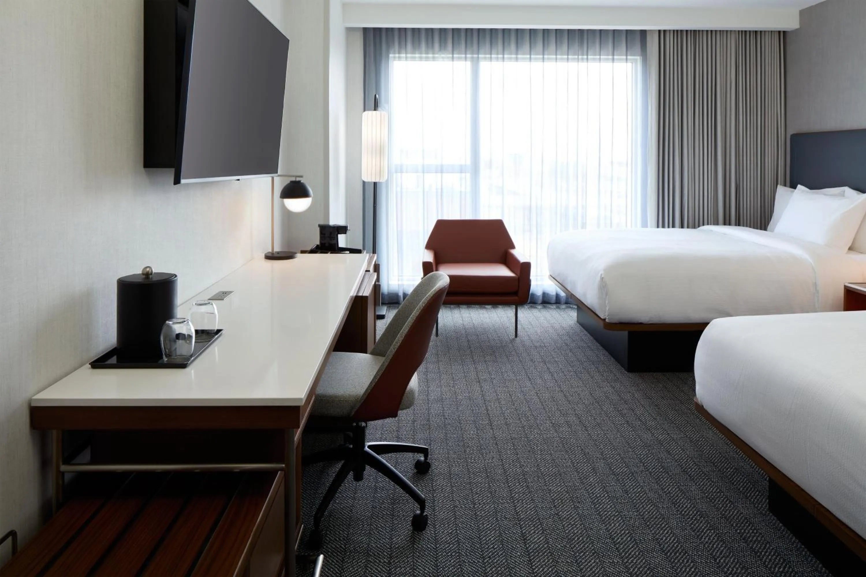 Photo of the whole room, Bed in Courtyard by Marriott Montreal Laval